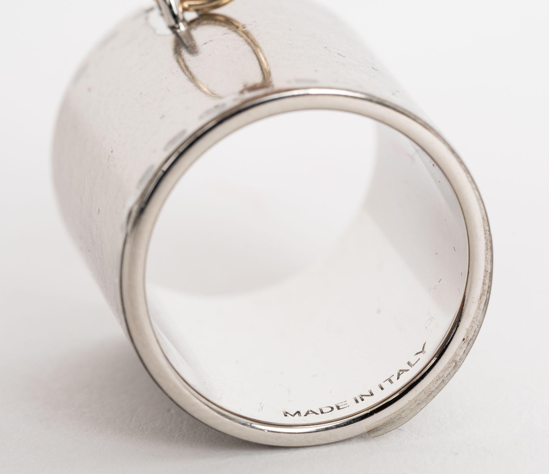 L'anello per sciarpa Hermes con charm a chiave è l'accessorio perfetto per la tua sciarpa e ti permette di abbinarla in molti modi! Nuovo di zecca con custodia originale.