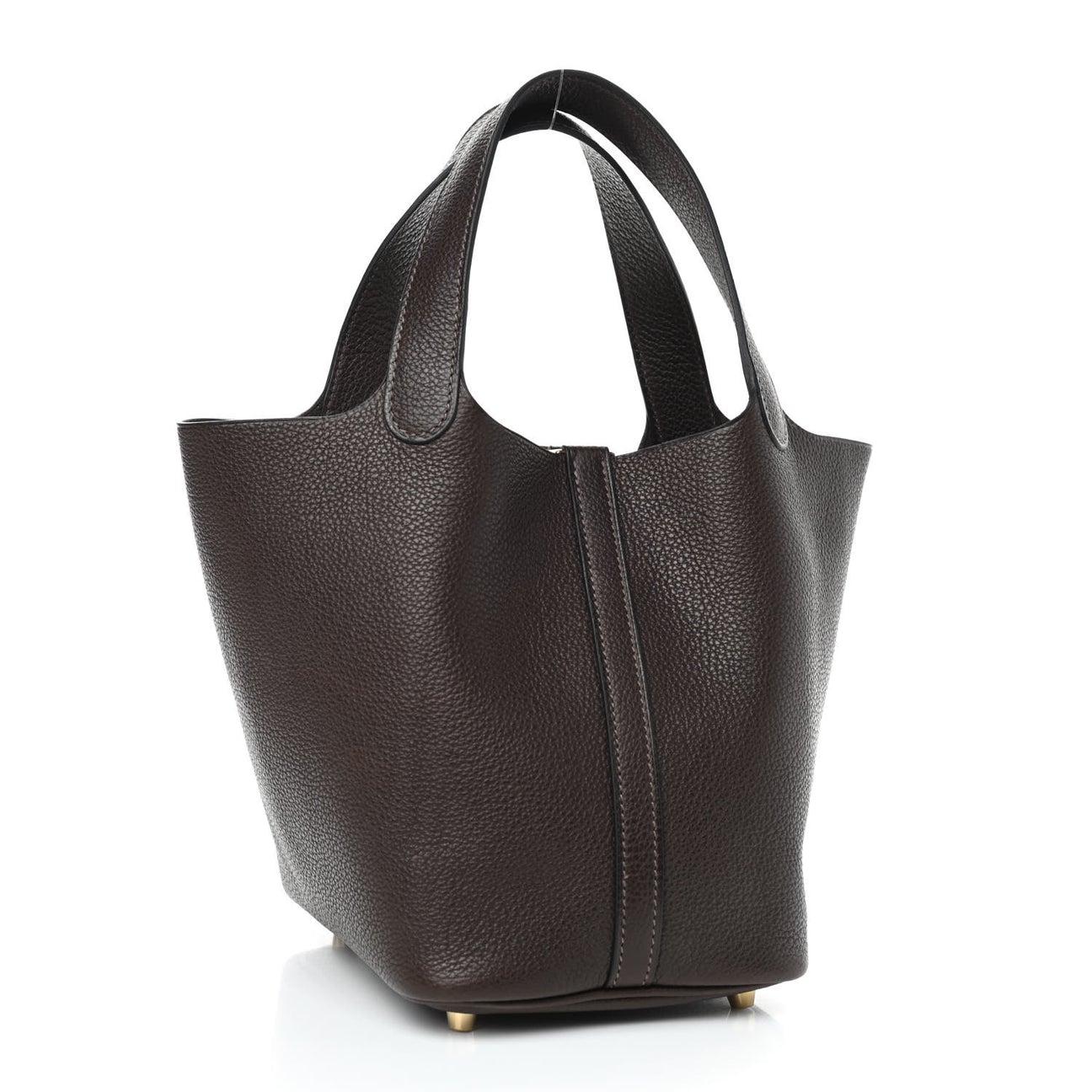 Neuer Condit
Aus der Collection'S 2021
Ebene
Barenia Foubourg Leder
Goldene Hardware
Maße: 7,25