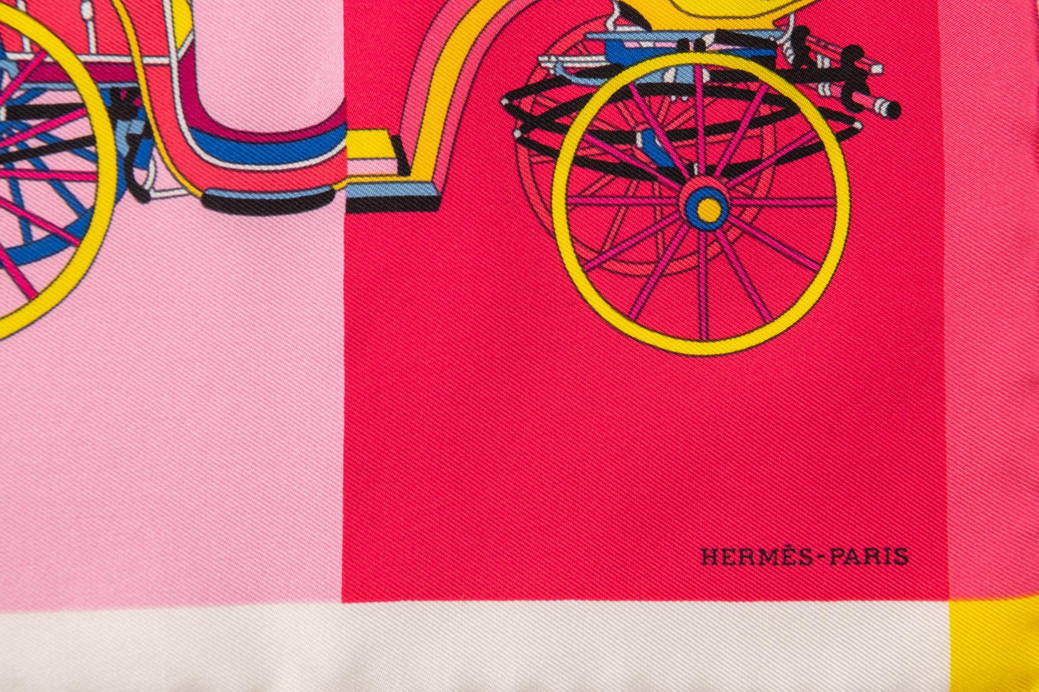 Hermès brand new multicolor carriageages silk gavroche. Bords roulés à la main.
Livré avec sa boîte d'origine.