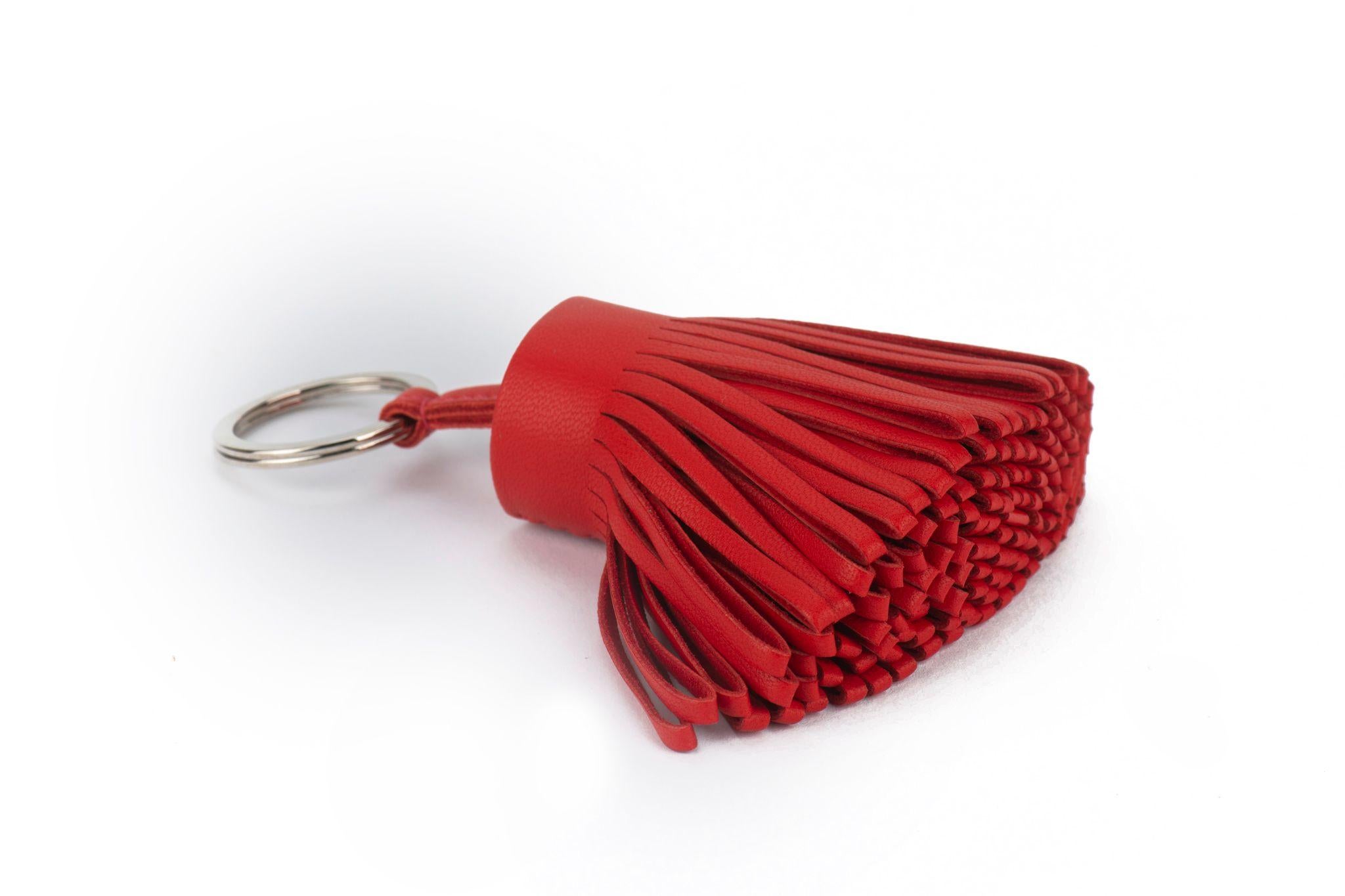 Porte-clés Carmen à pompon en cuir d'agneau rouge Hermès. Vendu neuf avec sa boîte d'origine et non utilisé.