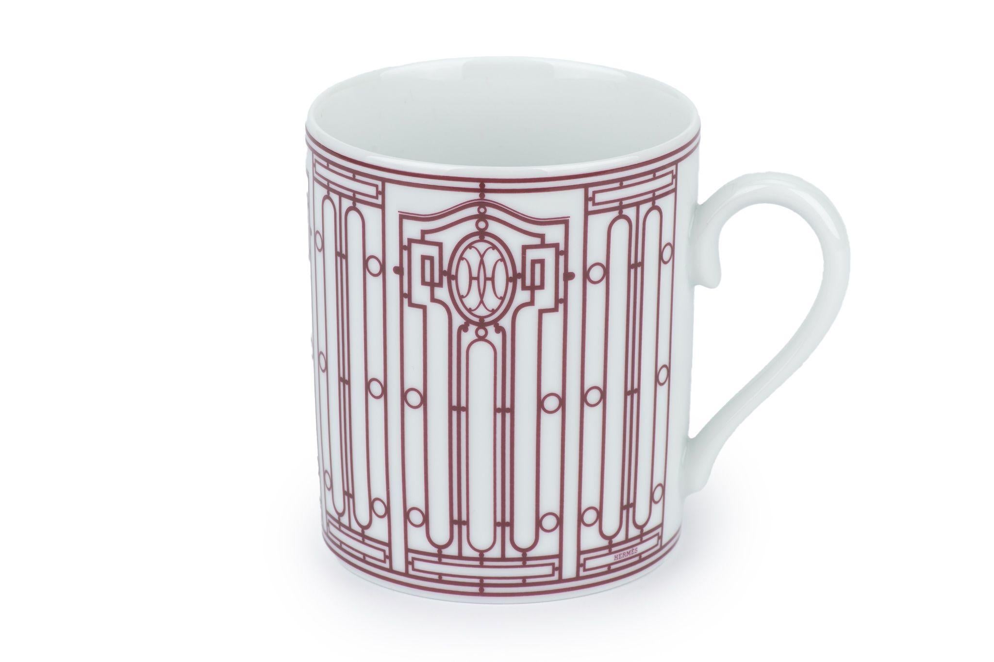 La tazza H Art Deco di Hermès è caratterizzata dai negozi Hermès 24 Faubourg e rue de Sèvres, che hanno ispirato la collezione H Déco, compresa la tazza. Sul servizio sono impresse le iniziali HH, attorno alle quali si snoda un'intricata decorazione