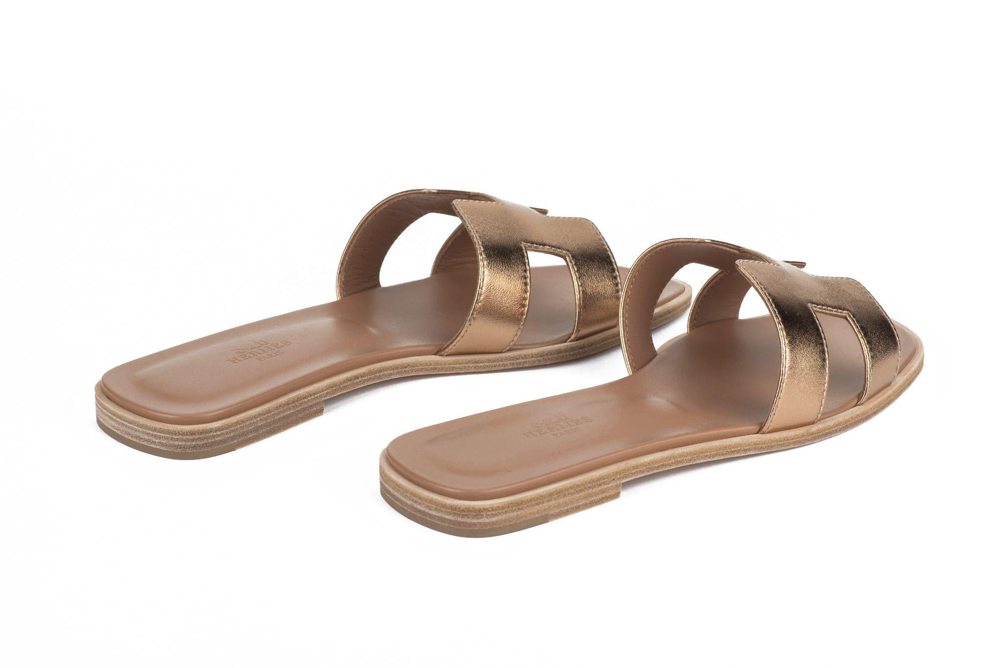 Hermès New Rose Gold Leather Oran Flat In New Condition For Sale In West Hollywood, CA
