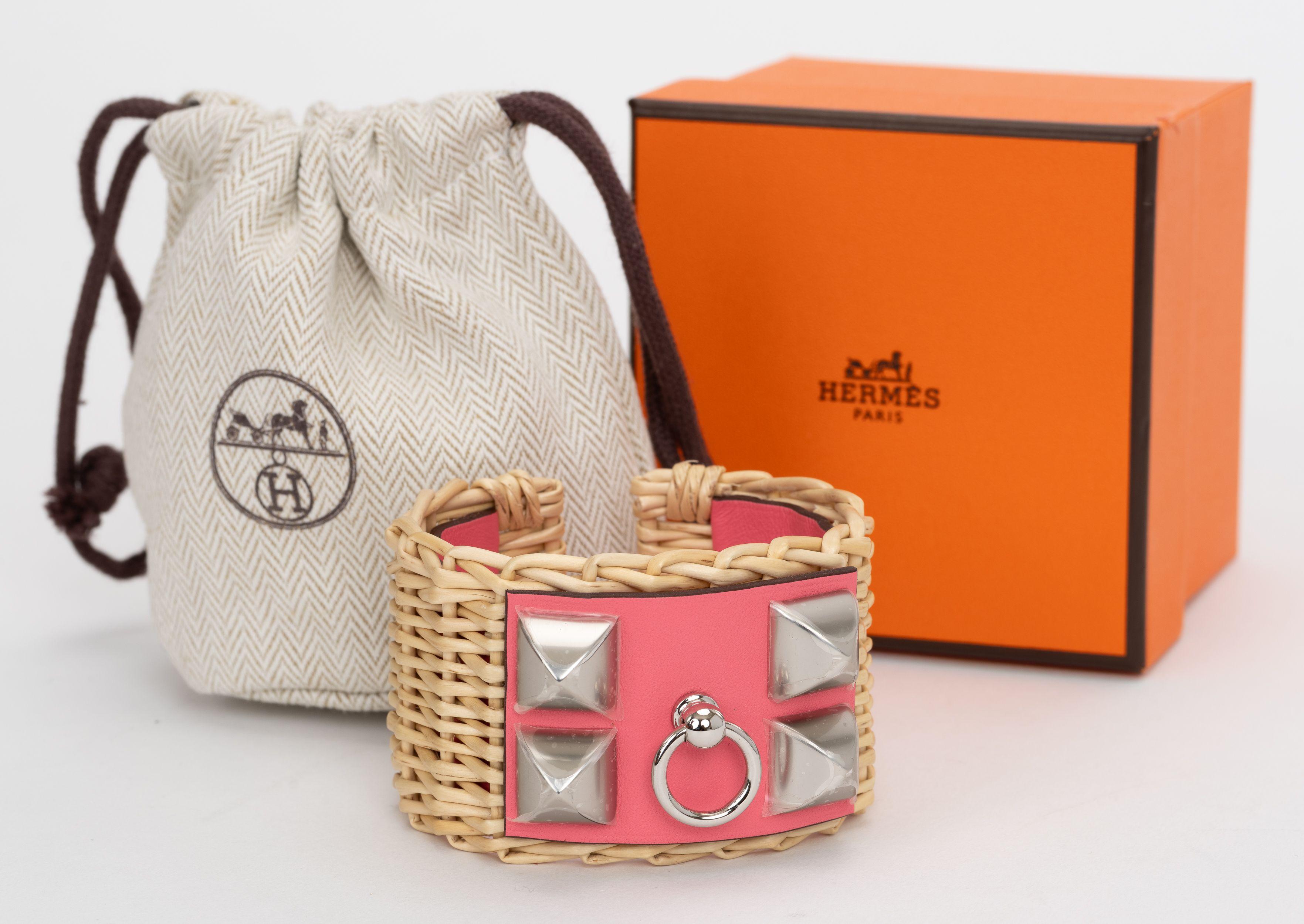 The Hermes Picnic Cuff features palladium plated hardware. The wicker wood and swift calfskin leather detail make it a great accessory for summertime! Rose azalee leather. 
Size T3. Date stamp B.
Comes with original dust cover, box, ribbon.