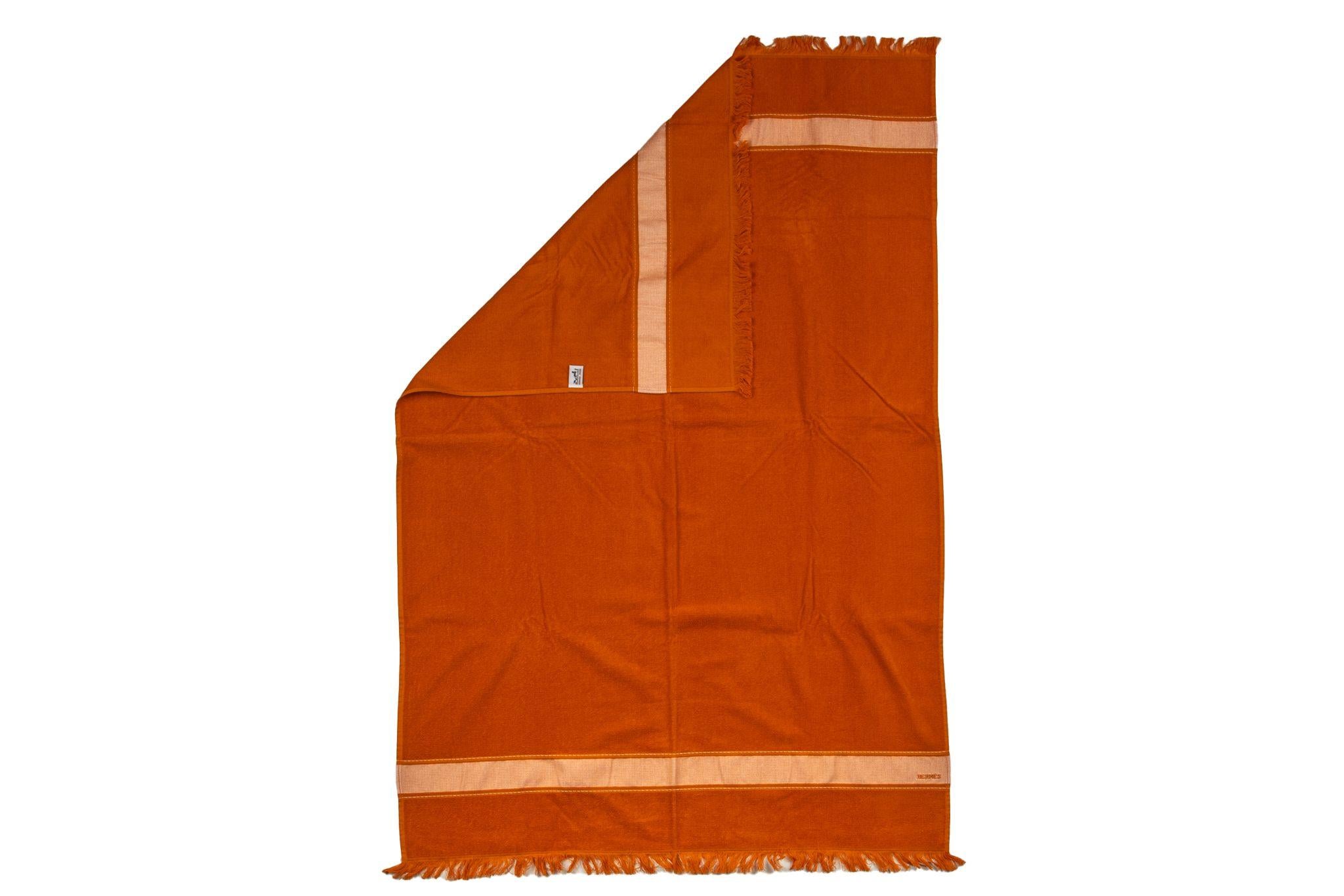 Hermès new rust cotton beach towel with fringes. Ne win unused condition.
Comes without box.