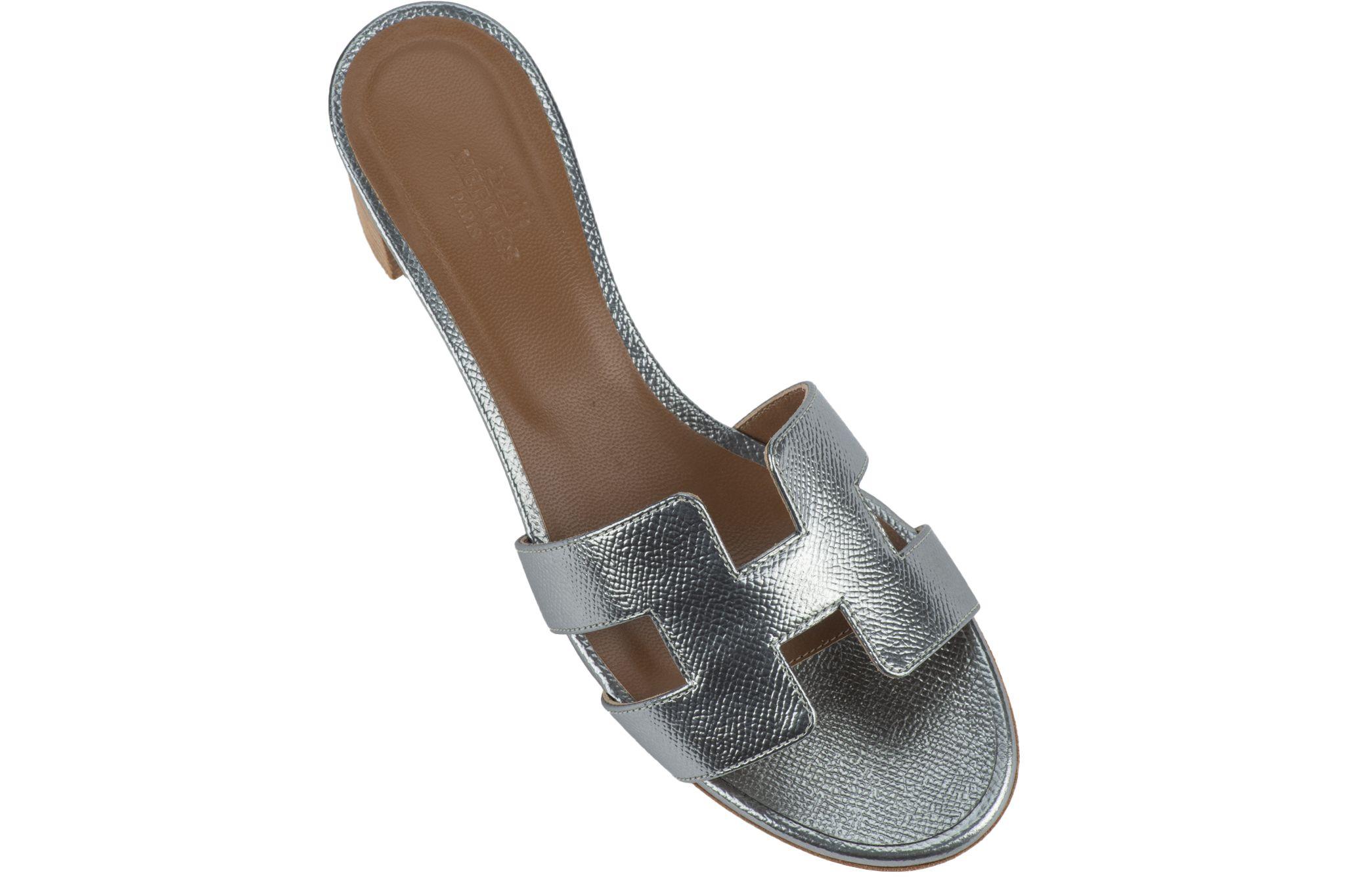 La sandale Oasis d'Hermès en cuir de veau avec la découpe emblématique du 