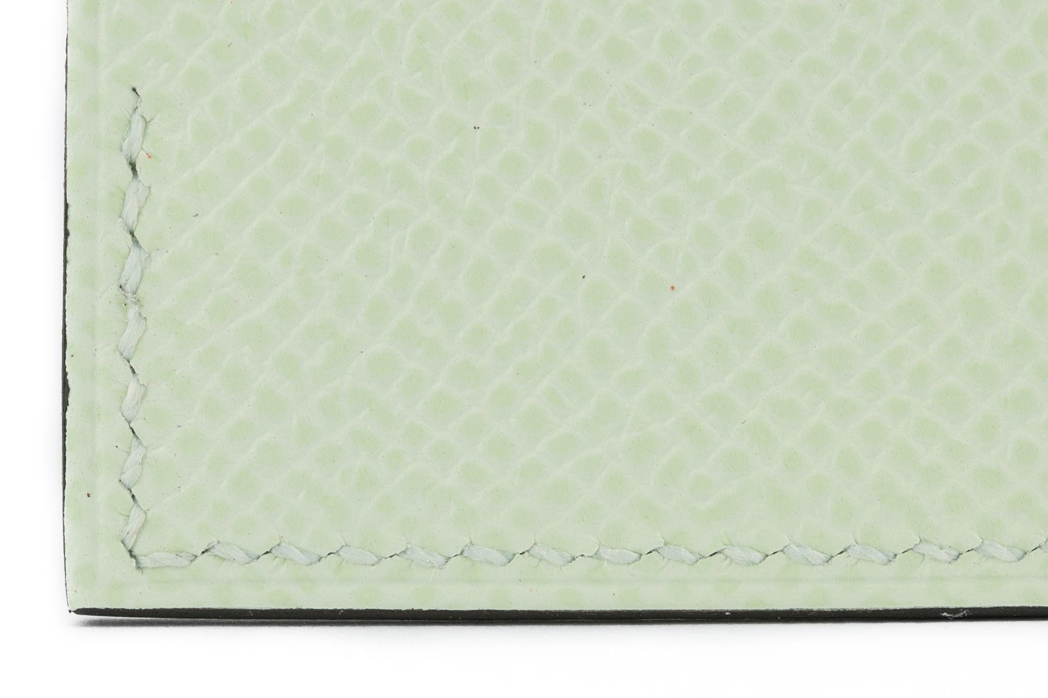 Porte-passeport Hermès vert criquet Epsom en cuir. Timbre de date U. Neuf avec boîte.