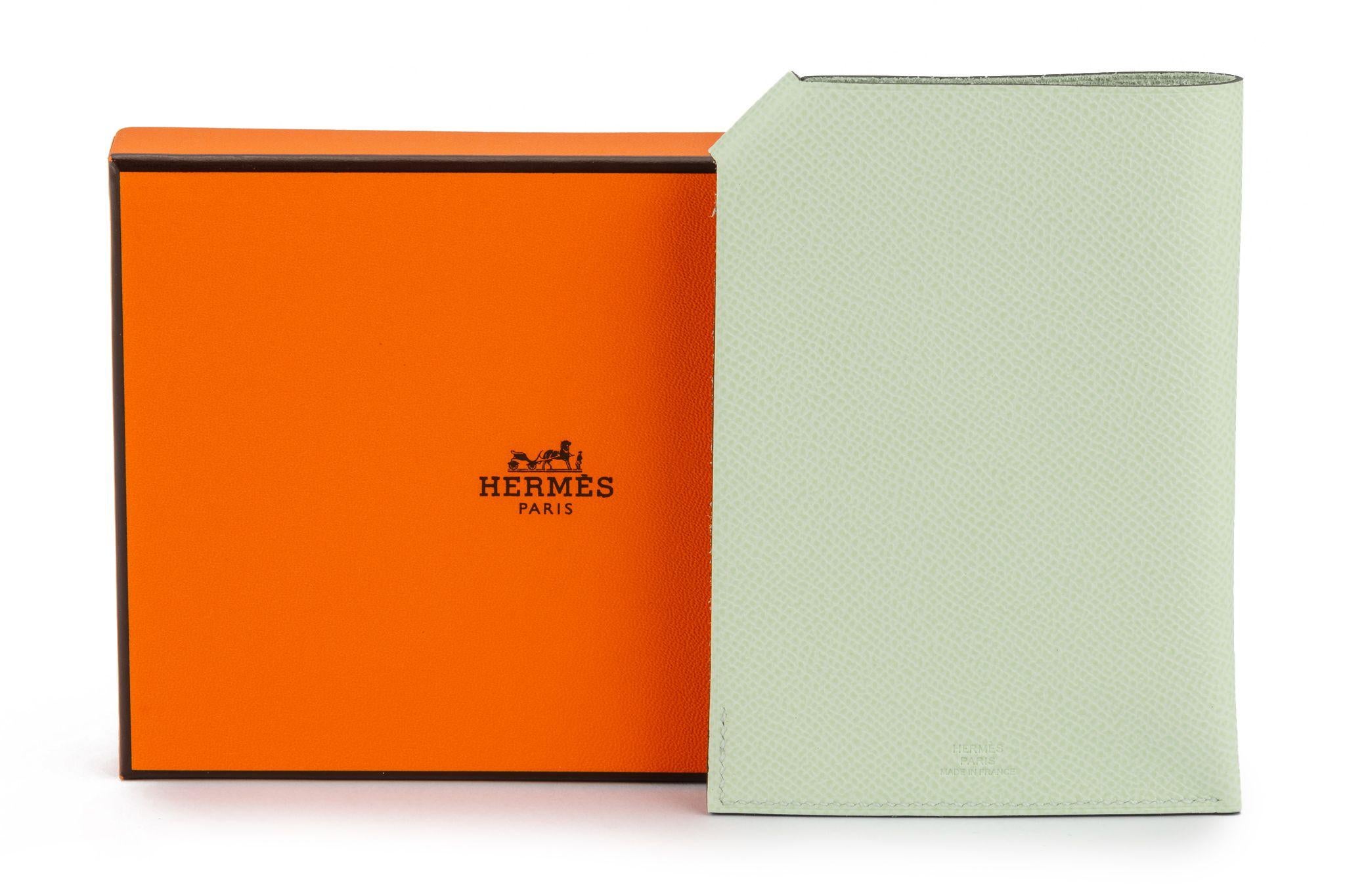 Hermès New Vert Epsom Passport Holder In New Condition For Sale In West Hollywood, CA