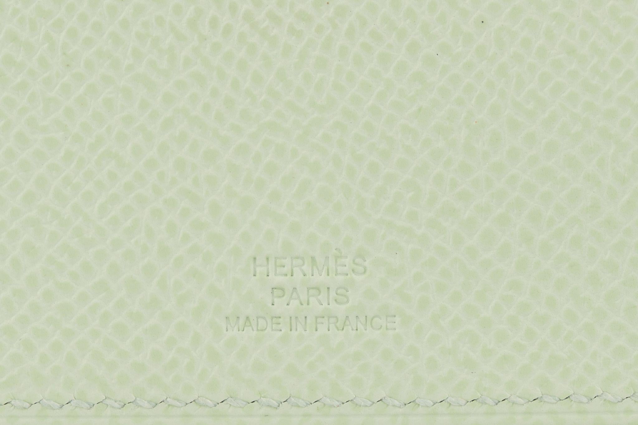 Hermès New Vert Epsom Passport Holder en vente 5