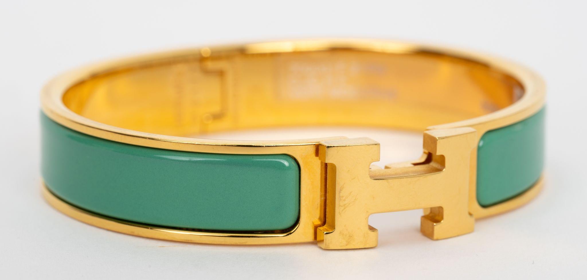 Die neue Hermes Clic clac H, schmales Armband, in vert modernem Emaille mit vergoldeten Beschlägen.
Größe PM, ungetragener Neuzustand, wird mit Samtbeutel geliefert.