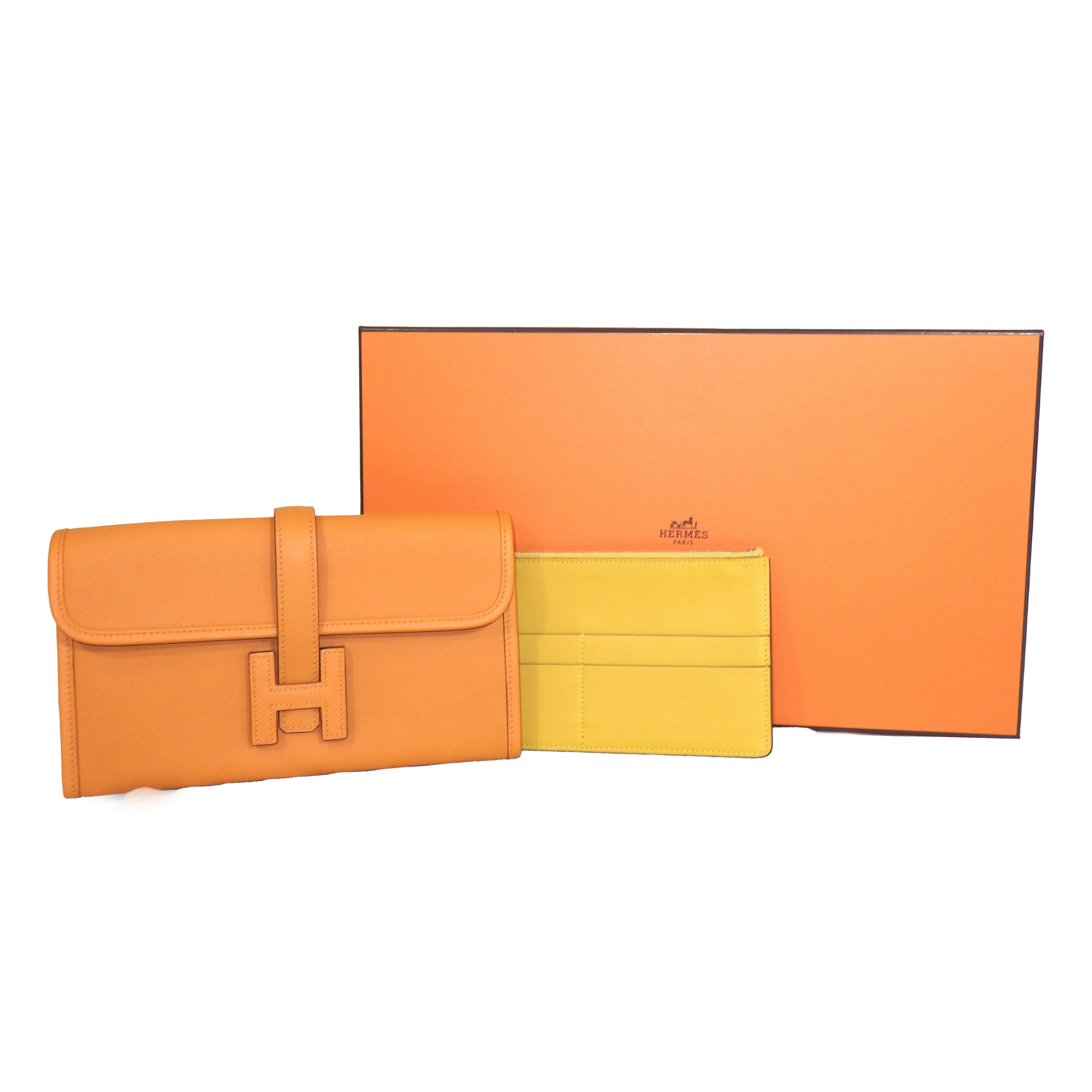 Hermes - New w/ Tags - Jige Duo wallet 2019 - Neutral / Lime Yellow 

Description

Long wallet in Swift calfskin with 4 credit card slots, billfold pocket , zipped change purse and leather H' closure. A wedding gift from Jean Guerrand, Émile Hermès’