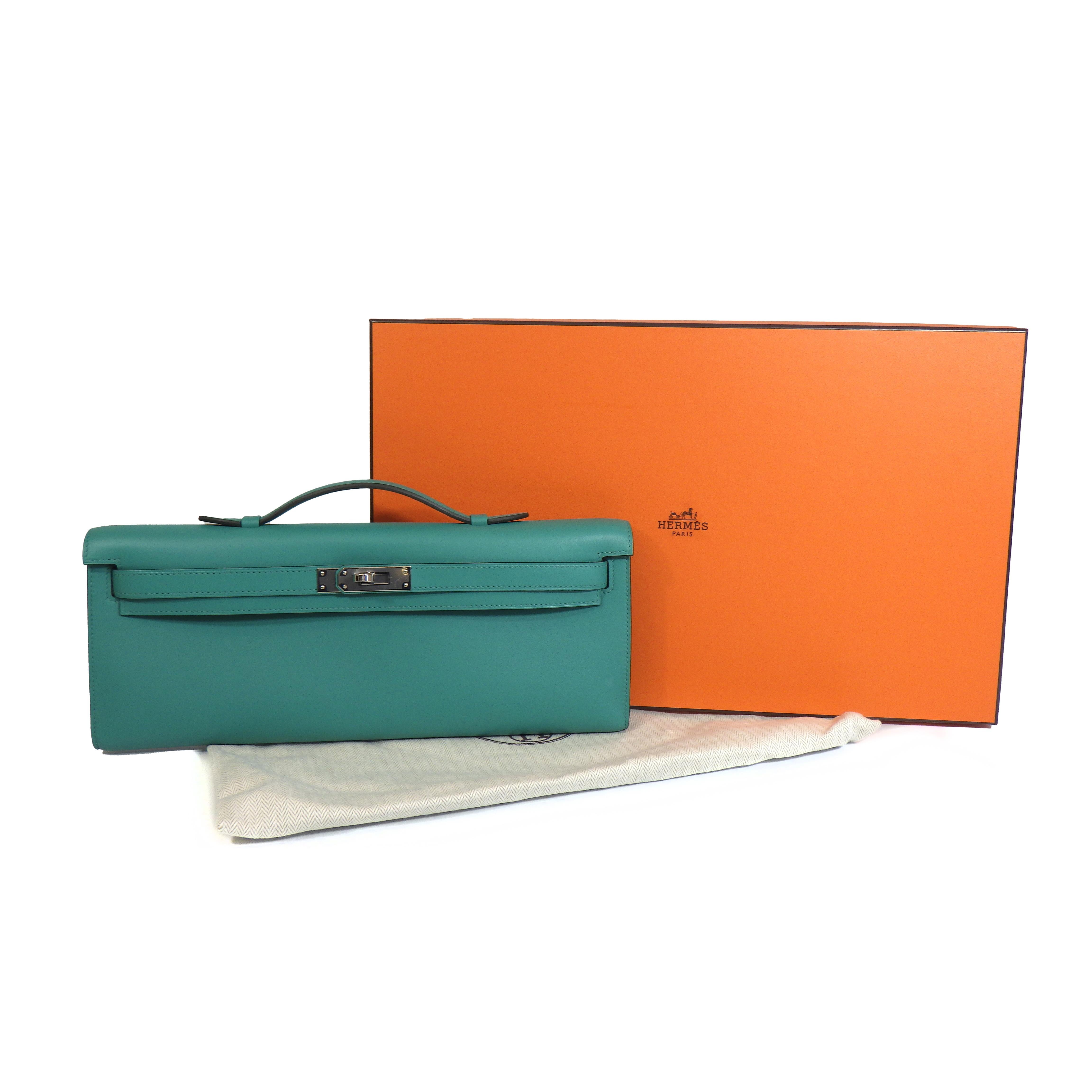 Hermes - New w/ Tags - Kelly Cut Clutch 31 2019 - Vert Verone - Handbag

Description

A petite version of the Hermès Kelly Bag, the Kelly Cut replicates its bigger sister to perfection, with every detail in the clutch bag representing hours of