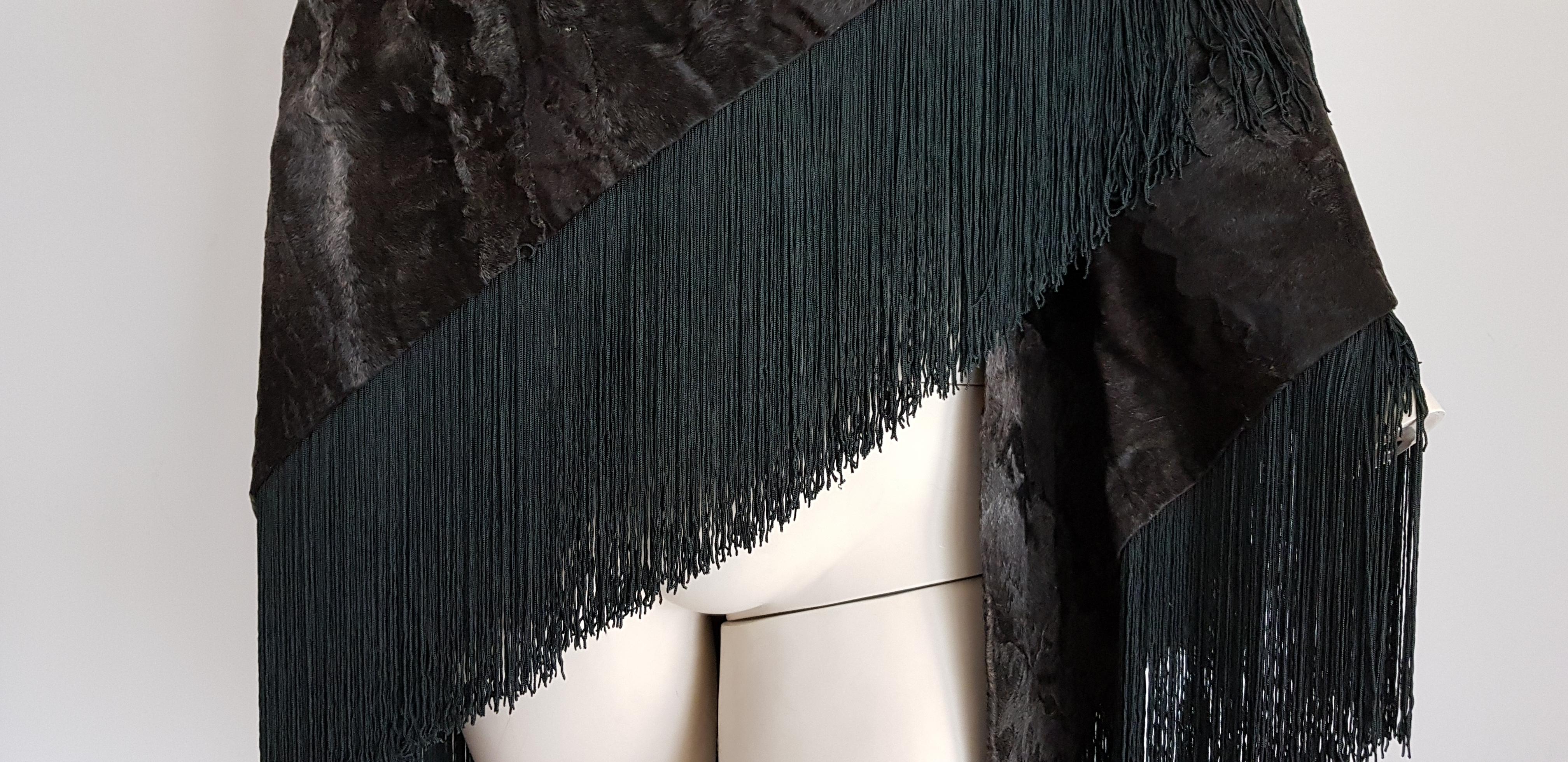 HERMES wild Russian breshvans fur shawl, with fringes, silk lined, dark greeen grey color, collectible item - Unworn, New

Triangular shape, measures in cm: triangle high 104, width 220.
TO CONVERT: cm x 0.39 = inch.
By 