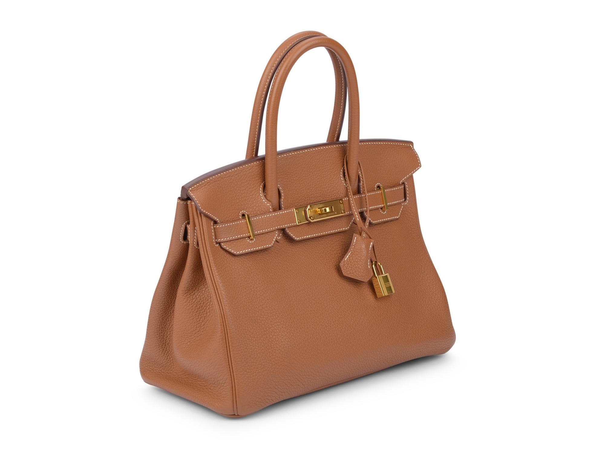 Bolso Hermès Birkin de 30 cm en piel togo dorada y herrajes paladio. Plástico parcial en los herrajes, desgastado unas cuantas veces. Caída del asa, 3