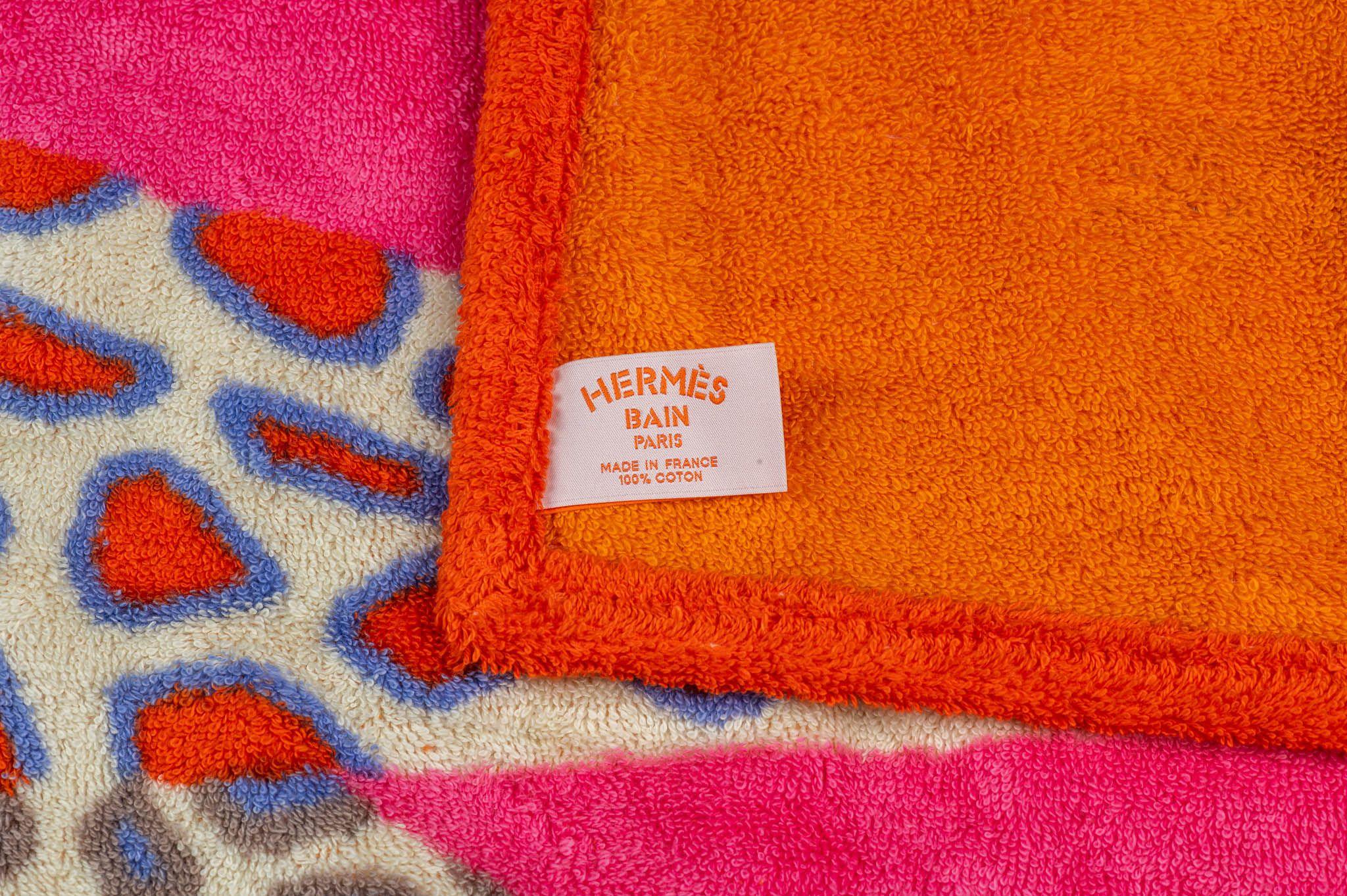 Women's or Men's Hermès NIB Giraffes Fuchsia Beach Towel For Sale