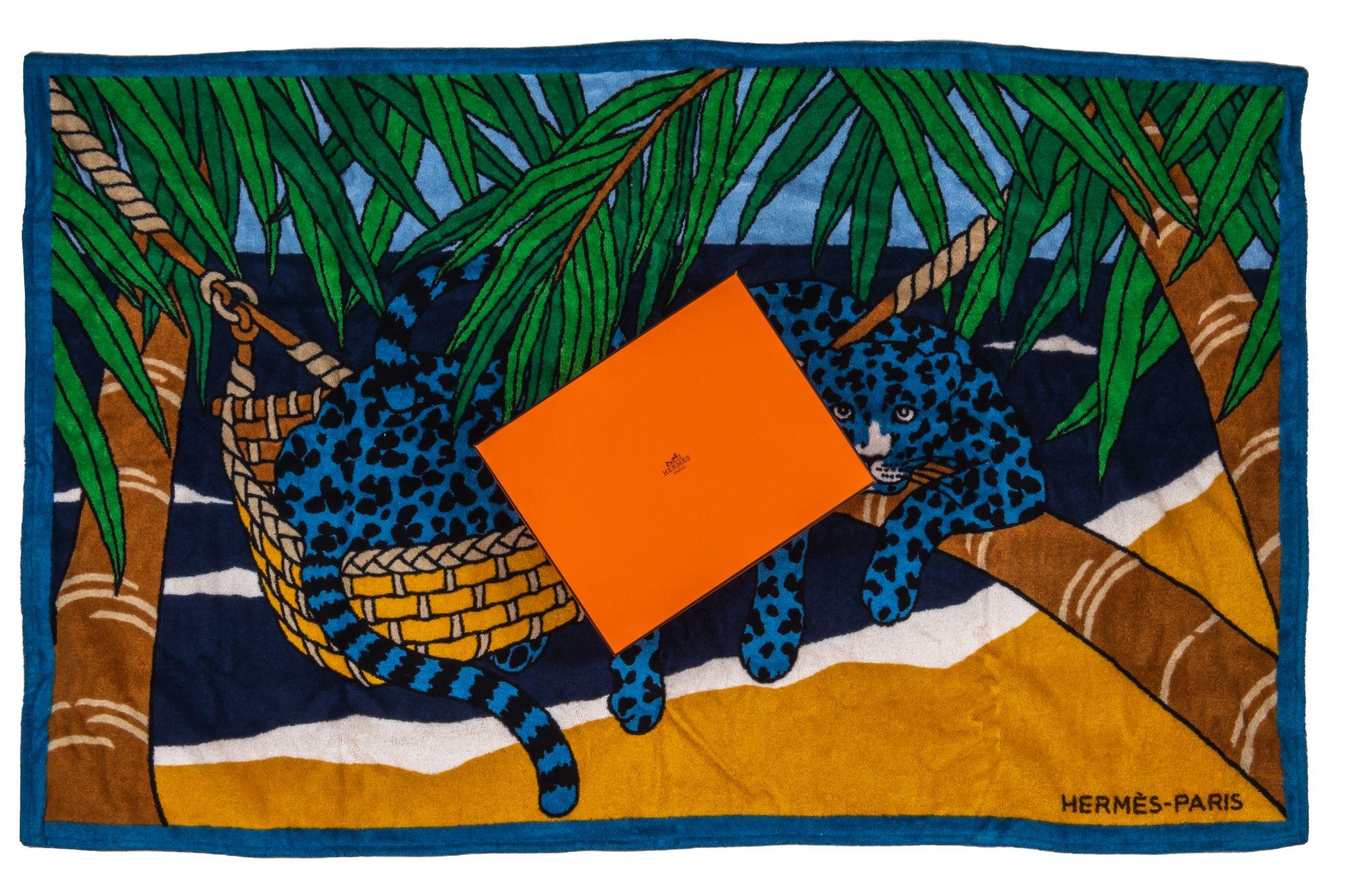 Hermès Leopard Strandtuch in grün und blau. Das Muster zeigt zwei blaue Leoparden in einer Hängematte. Der Artikel ist neu und kommt mit der Box.