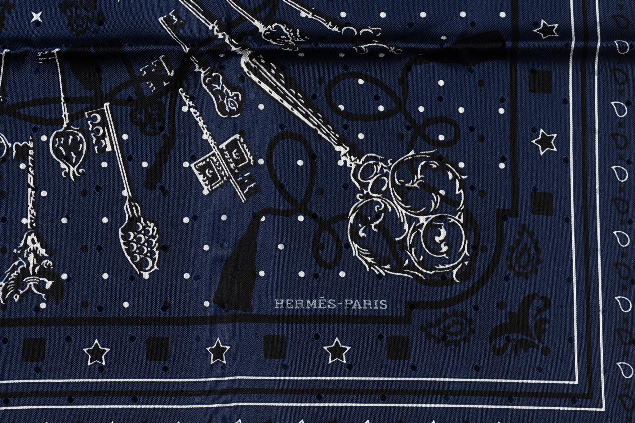 Hermès NIB Les Cles Bandana Seide Blau im Zustand „Neu“ in West Hollywood, CA