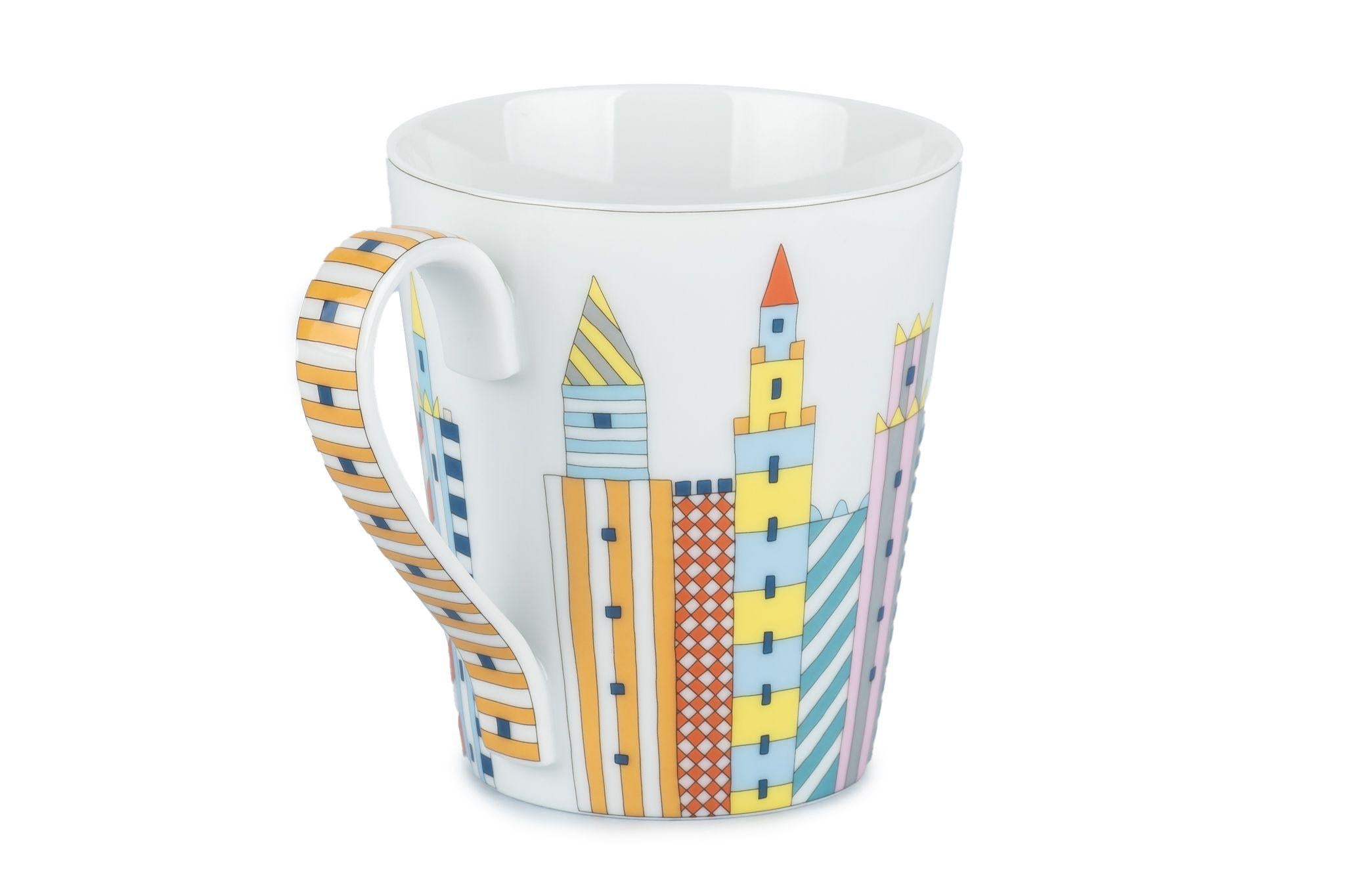 Questa tazza Hermès Chateau Épopée è caratterizzata da cavalli, unicorni e draghi. Le decorazioni sono serigrafate e applicate a mano. Viene fornito con la scatola originale.