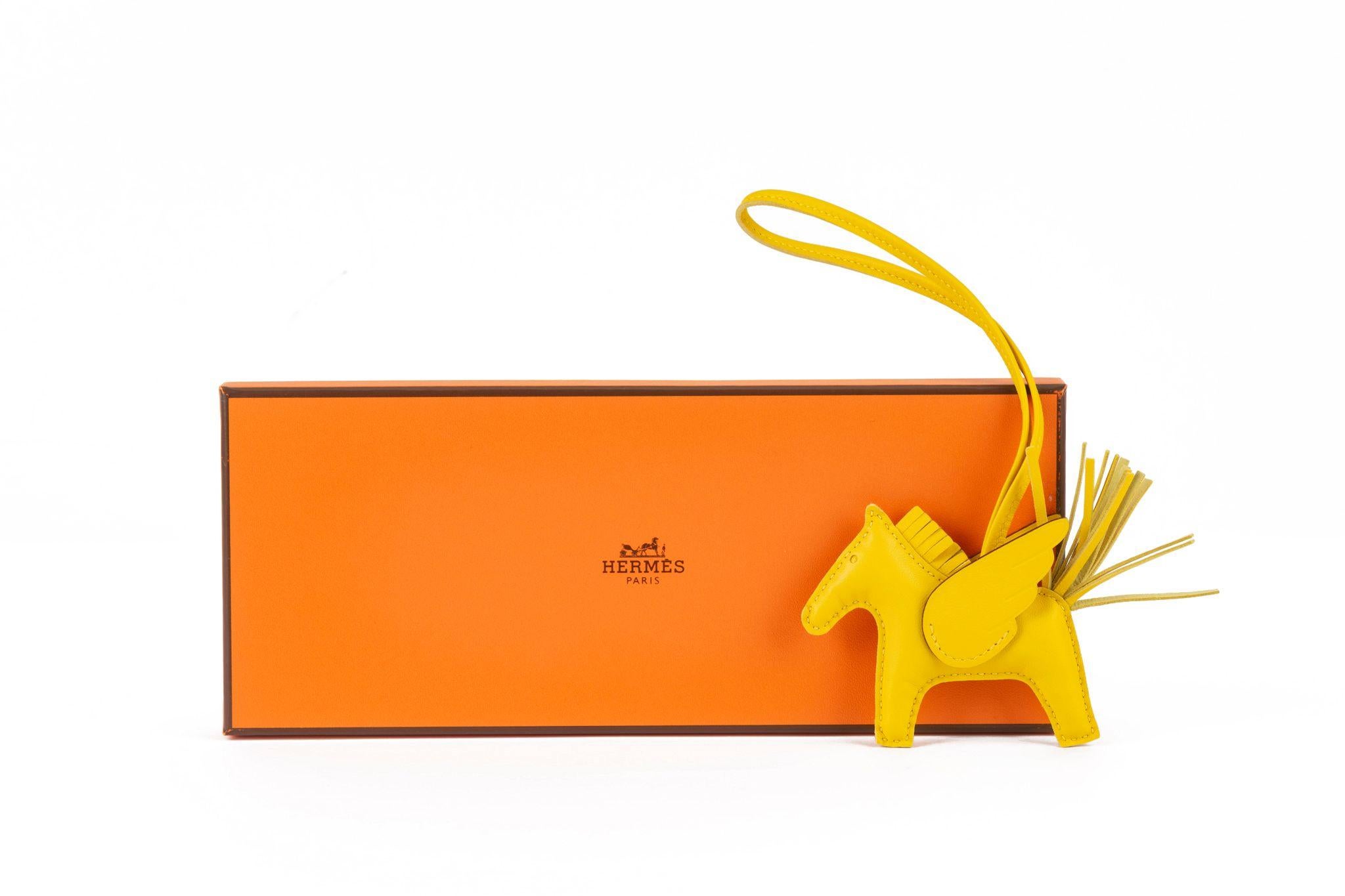 Ce sac Hermès Pegase Rodeo charm PM est en cuir d'agneau Jaune de Naples swift et Milo. Première lettre K.
Nouveau avec boîte d'origine.