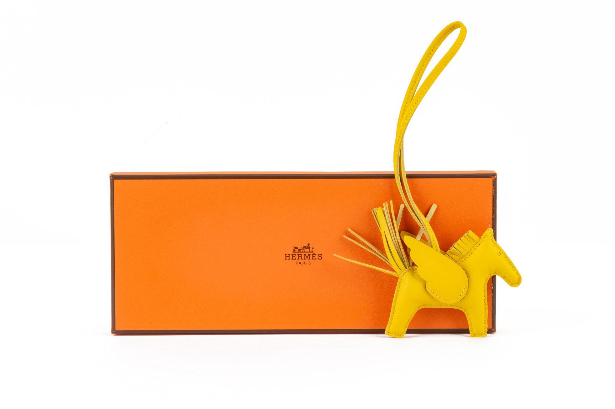 Hermès NIB Pegase Jaune Rodeo Charm Neuf - En vente à West Hollywood, CA