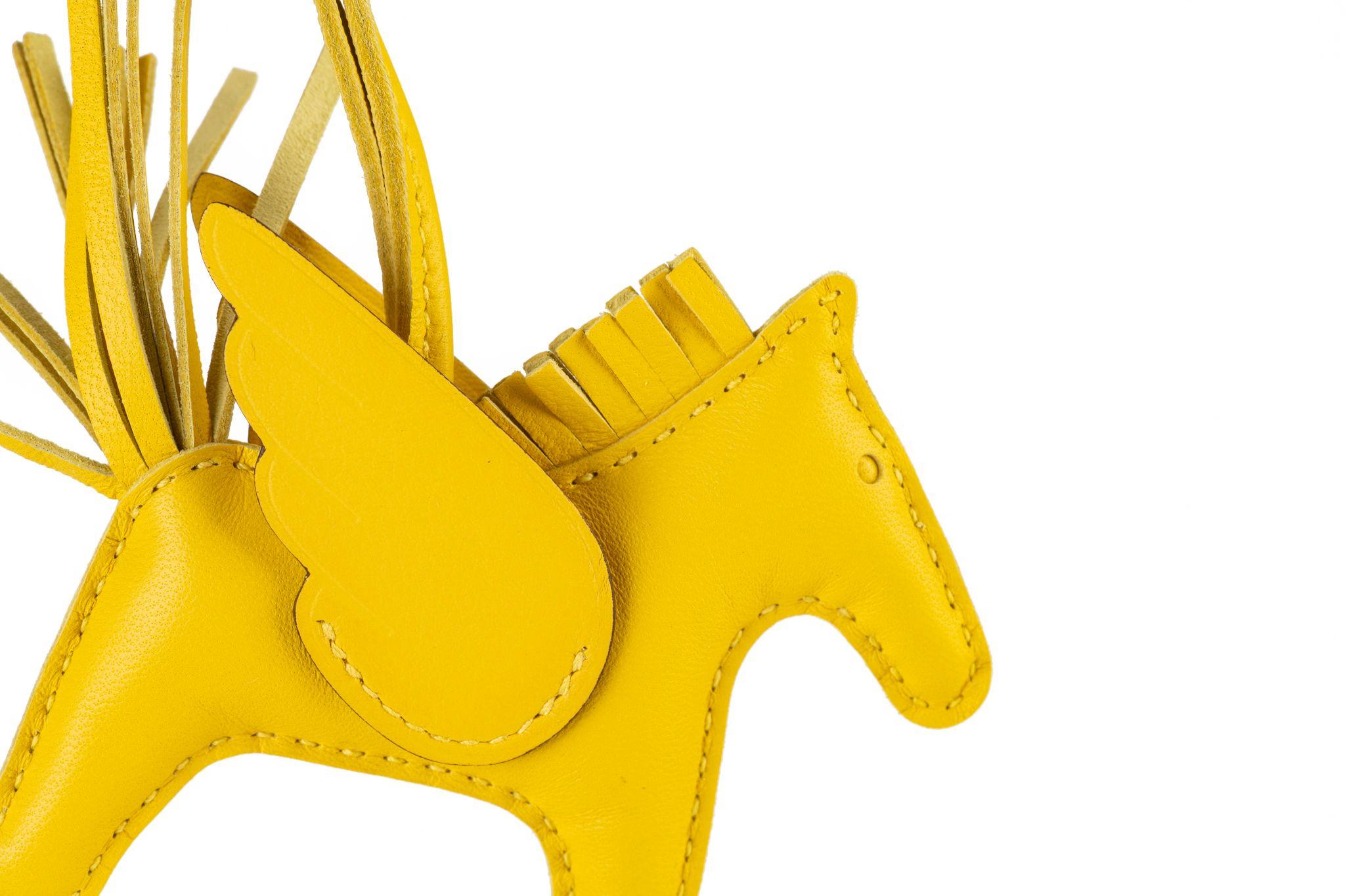 Hermès NIB Pegase Jaune Rodeo Charm Pour femmes en vente
