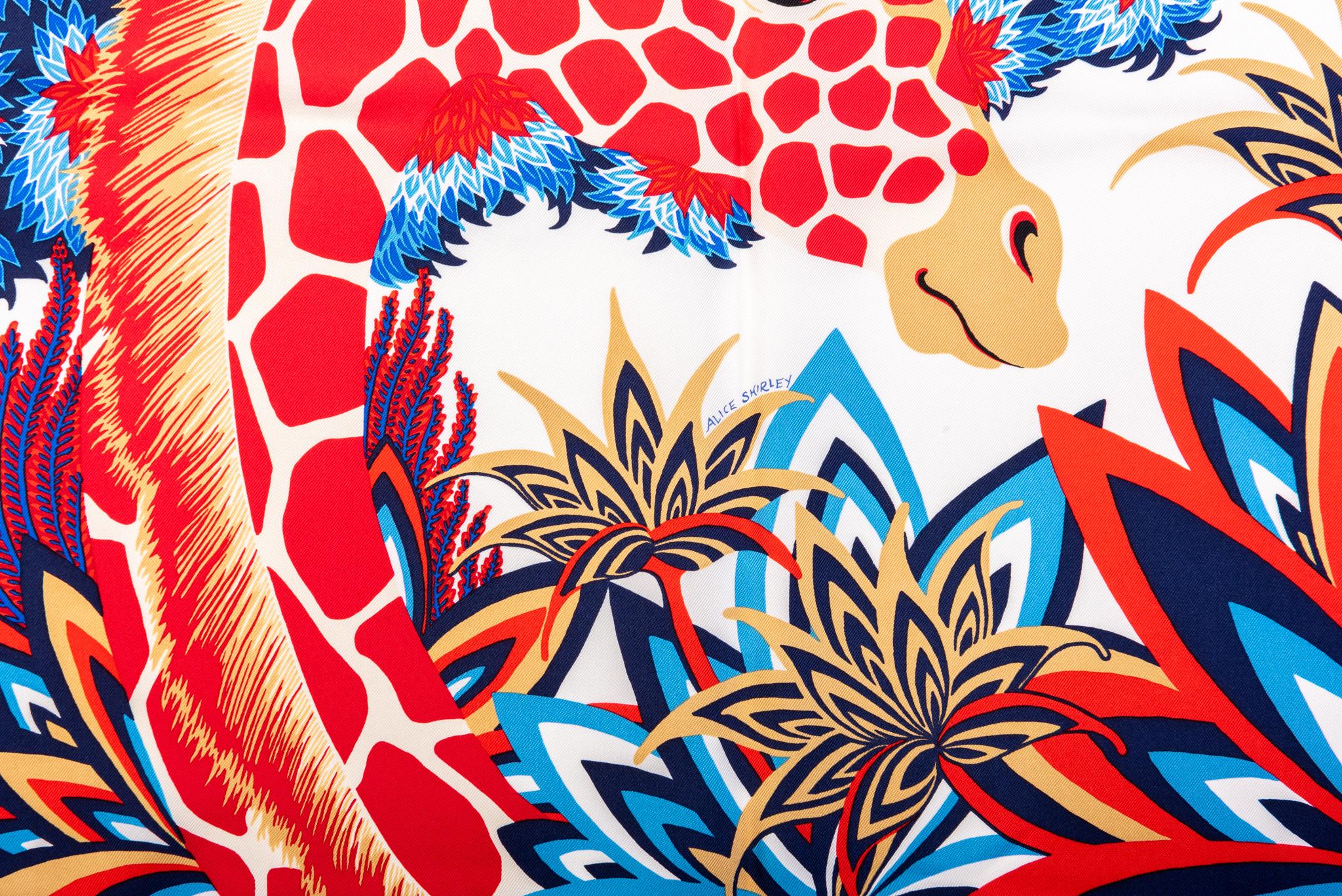 Hermès NIB Bufanda Tres Gracias Rojo Azul en Nuevo estado para la venta en West Hollywood, CA