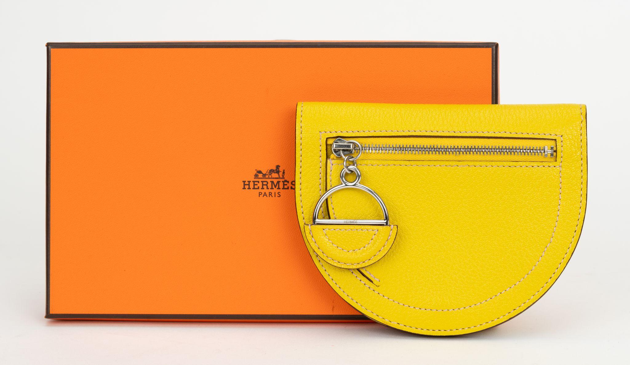 Portefeuille compact Hermès Chevre Mysore In-The-Loop en jaune lime et Whiting. Neuf avec boîte d'origine.