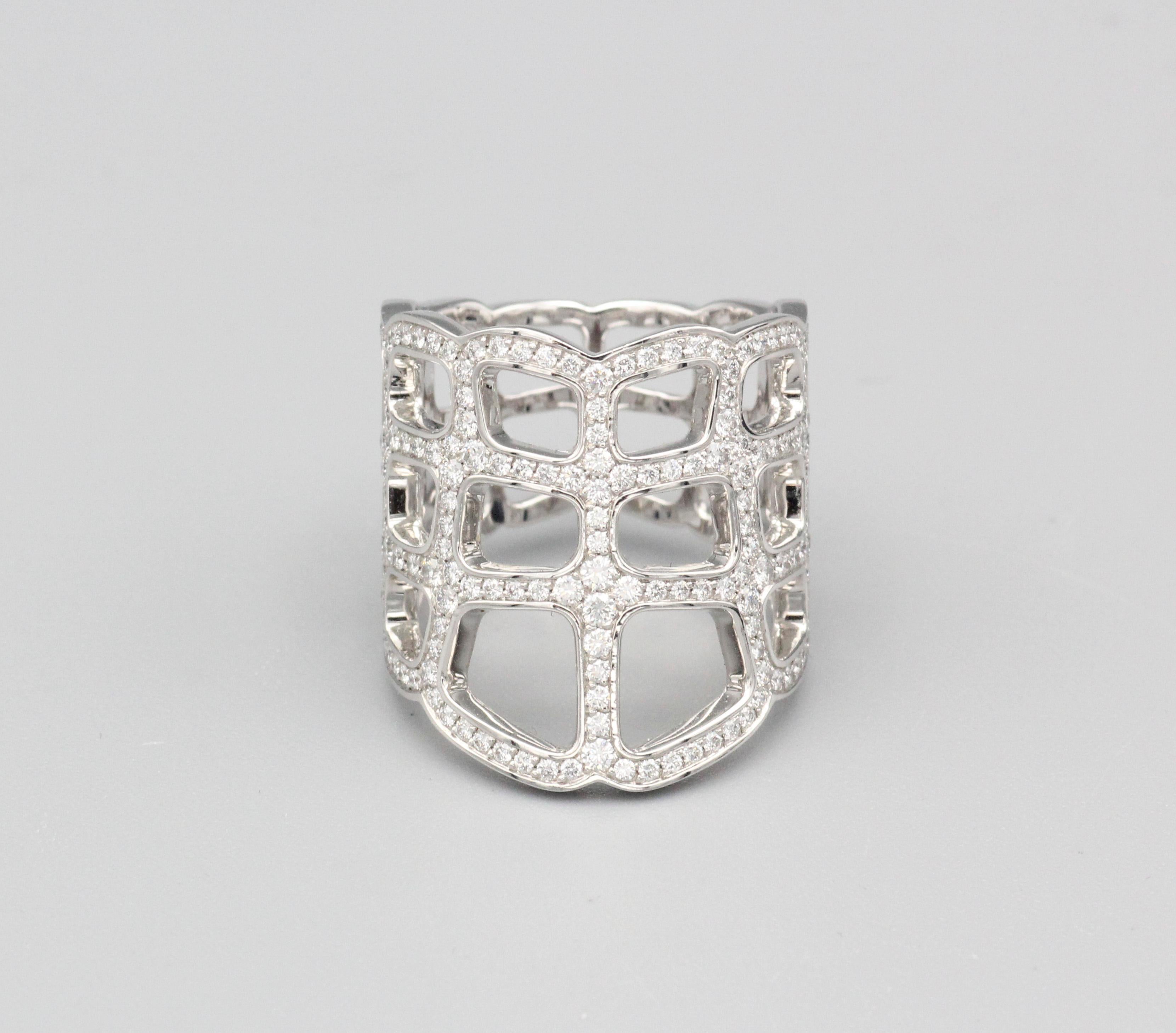 Erhöhen Sie Ihren Sinn für Stil mit dem Hermes Niloticus Ombre Diamond 18k White Gold Ring - eine exquisite Verkörperung von Luxus, Raffinesse und unvergleichlicher Handwerkskunst. Dieser besondere Ring aus dem renommierten Hause Hermes verbindet