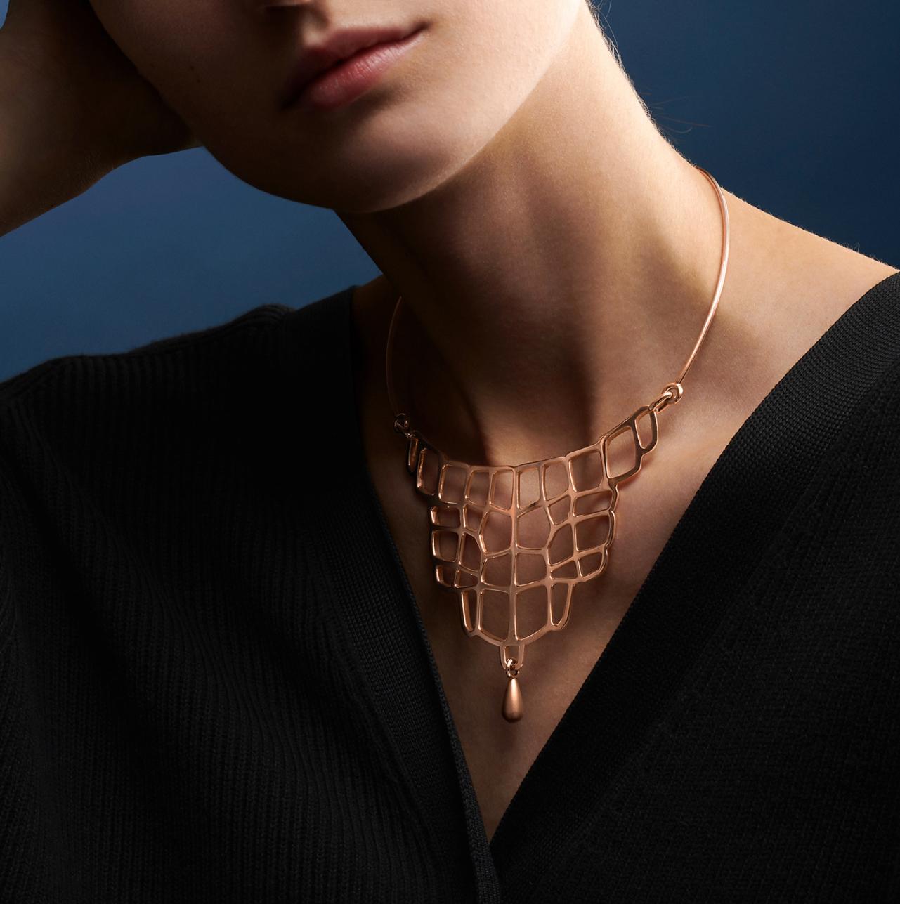 The Niloticus story is inspired by the Nile crocodile (Crocodylus niloticus) in a detailed and precious interpretation of an animal skin. Here, a supple chain in rose gold composed of articulated scales forms beautiful and fascinating patterns.