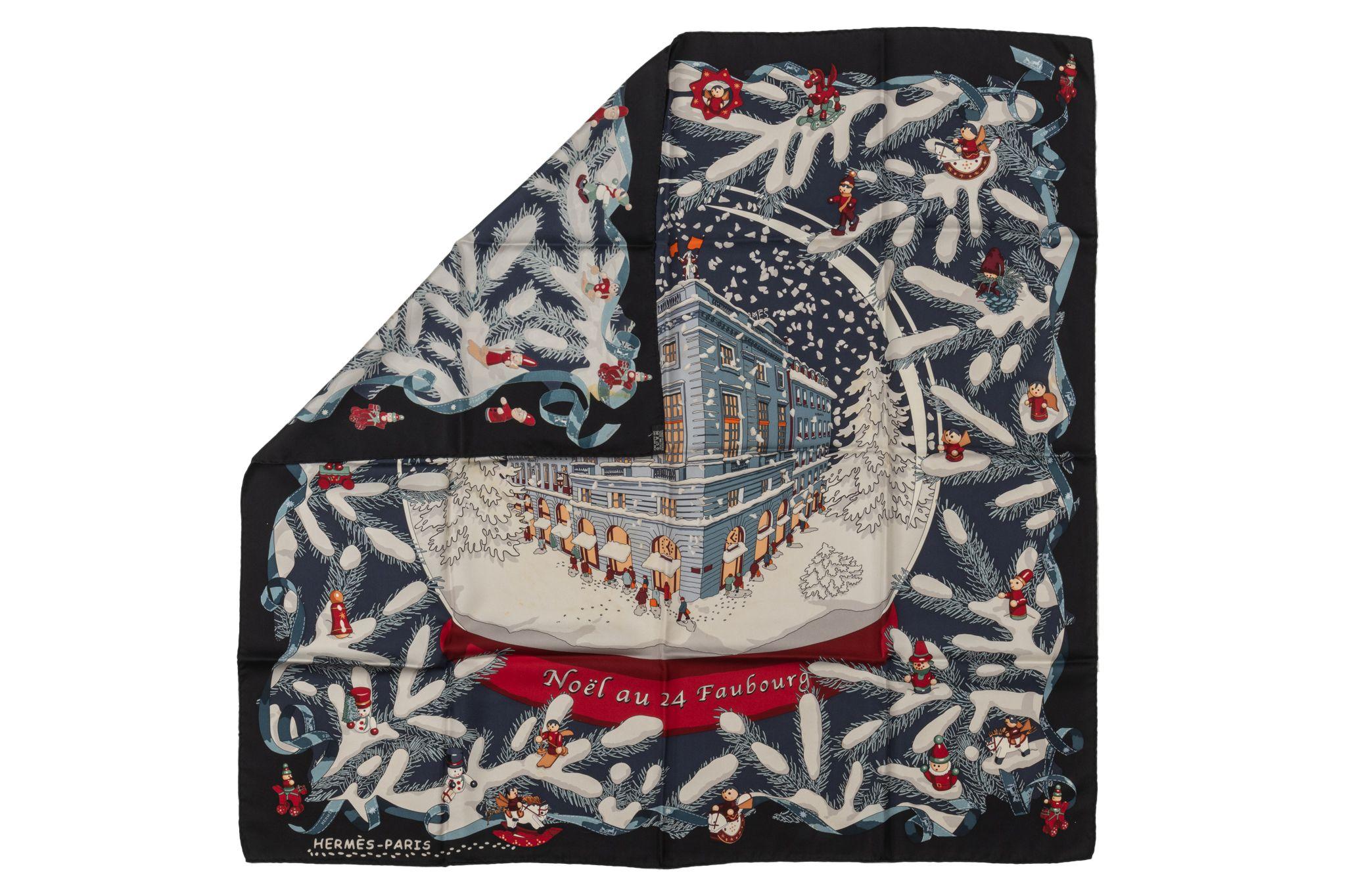 Hermès, rare et de collection, foulard en soie Noel au Faubourg, bleu . Bords roulés à la main. Pré-utilisé avec de petites taches.