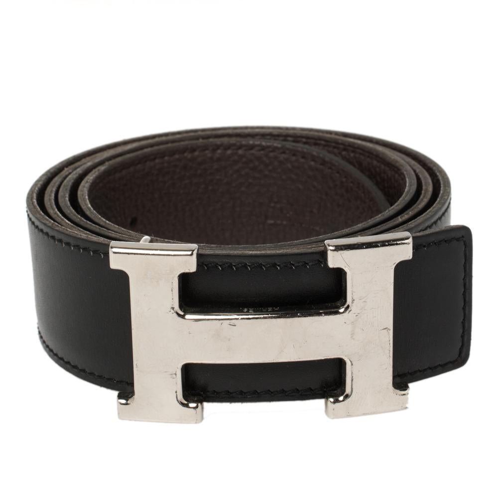 A classic add-on to your collection of belts, this Hermes belt has been crafted from leather in France. It has a reversible feature with a black shade on one side and brown on the other, and it comes with the signature H-shaped silver-tone buckle.