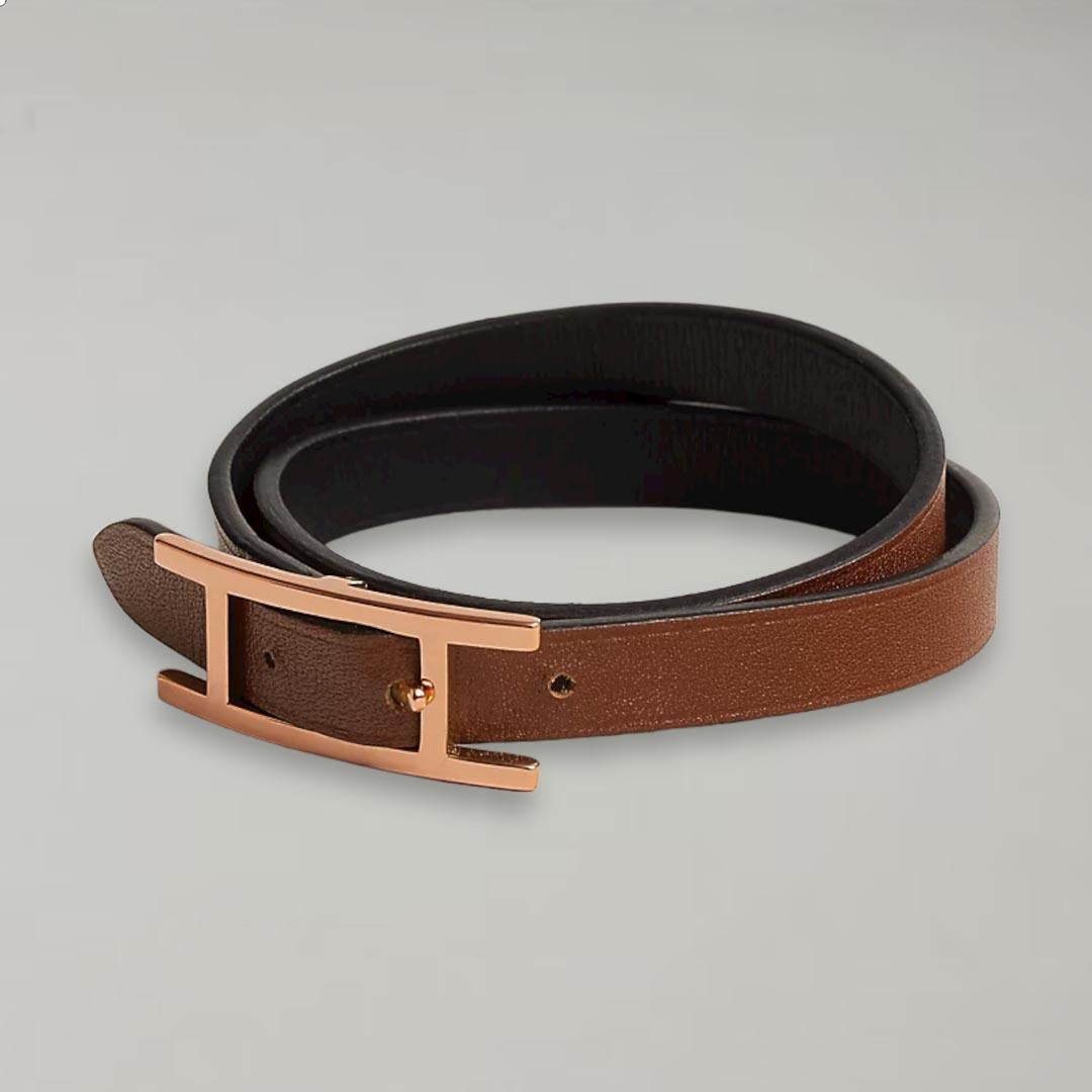 Size 2
Reversible bracelet in Chamonix and Tadelakt calfskin with rose gold plated hardware.
Made in France
Wrist size from 14.5 to 15.5 cm
Leather width: 0.7 cm