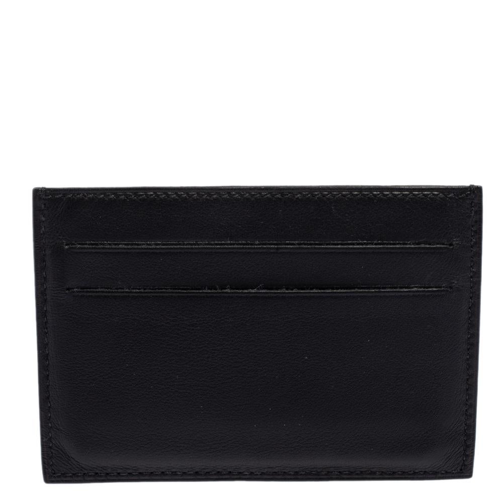 This cardholder by Hermés is a fine accessory. Crafted from Noir Swift leather, it comes with multiple slots to hold your cards. The brand's signature makes an appearance on the front.

Includes: Branded Dustbag
