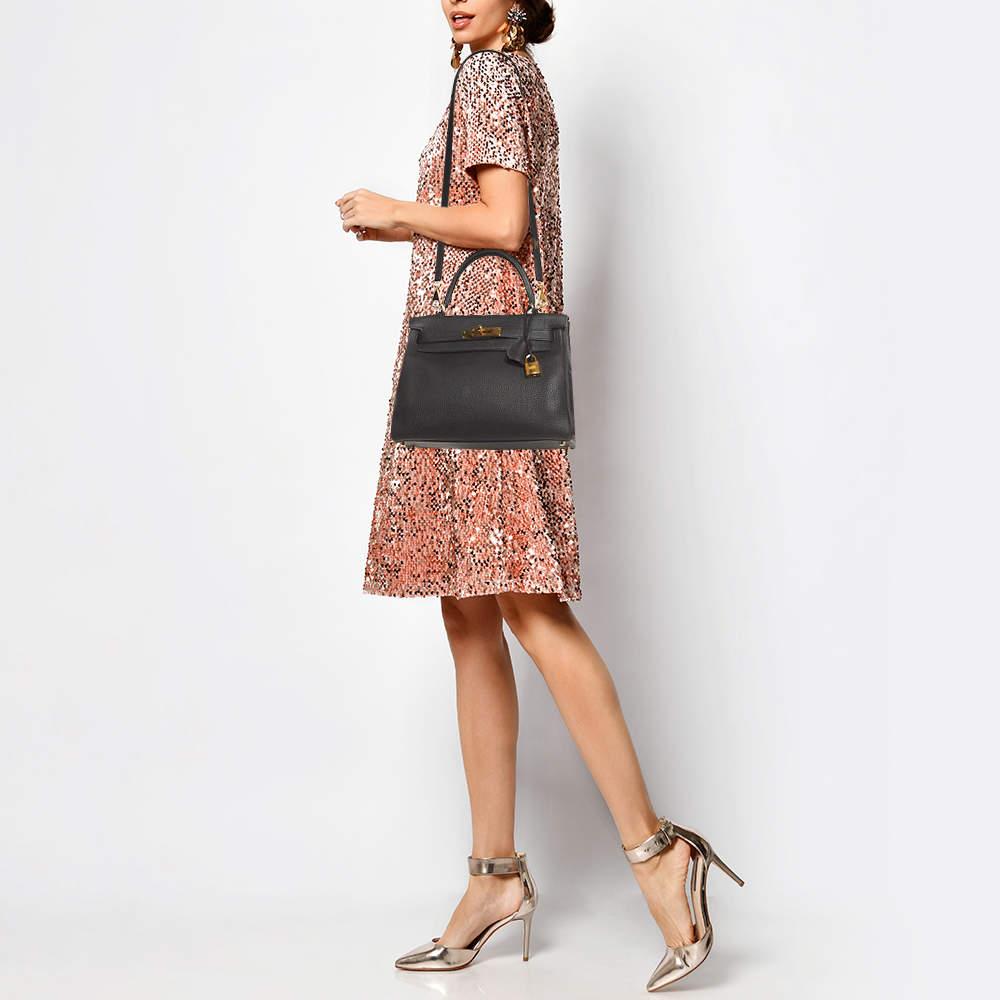 La Kelly d'Hermès est magnifique car elle est soigneusement cousue à la main à la perfection. Ce sac Kelly Retourne est fabriqué en cuir Togo et est doté d'accessoires dorés. Retourne a un look plus décontracté et est cousu à l'intérieur, ce qui