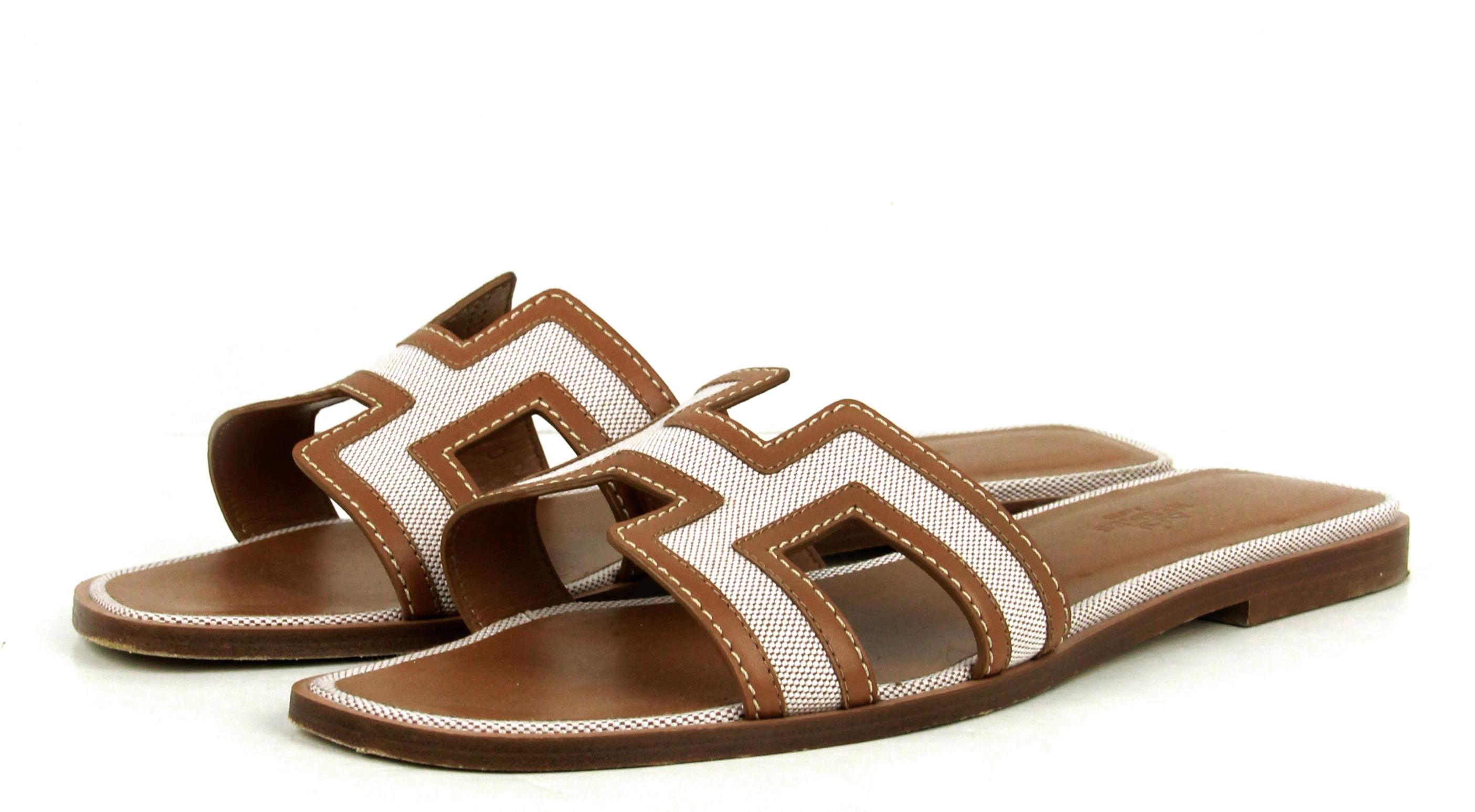 Hermès Noisette/ Beige Dore Toile H Oran Sandalen Größe 39,5

Hergestellt in: Italien
Produktionsjahr: 2021
Farbe: Noisette und Beige dore
MATERIALIEN: Kalbsleder und H-Canvas
Verschluss/Öffnung: Slip-on
Allgemeiner Zustand: Leichte Abnutzung an