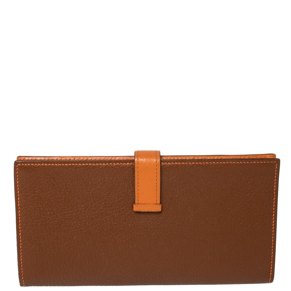 Beautifully crafted by the experts at Hermes, this stunning Bearn Gusset wallet is a luxe accessory. Crafted in Chevre leather, this wallet features a gold-tone H on the front strap and a leather-lined interior. This wallet is a beauty that can be