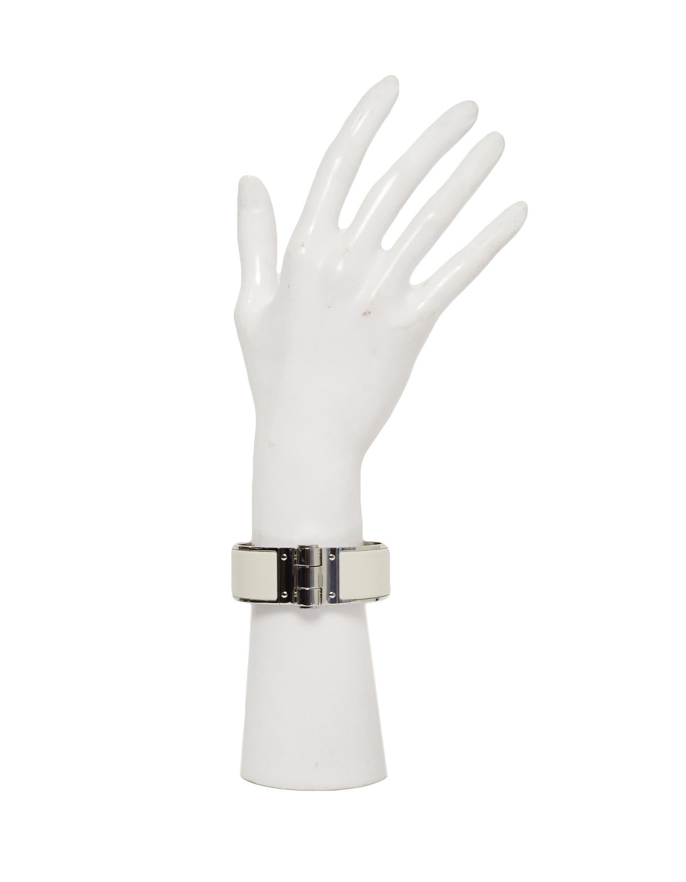 Hermes NWT Palladium/Pannnacotta White Enamel Wide Hinged Bracelet sz Small
Made In: France
Color: White, silvertone
Materials: Palladium
Hallmarks: Hermes SP 01 26
Closure/Opening: Push clasp
Overall Condition: New with tags
Estimated Retail: $660