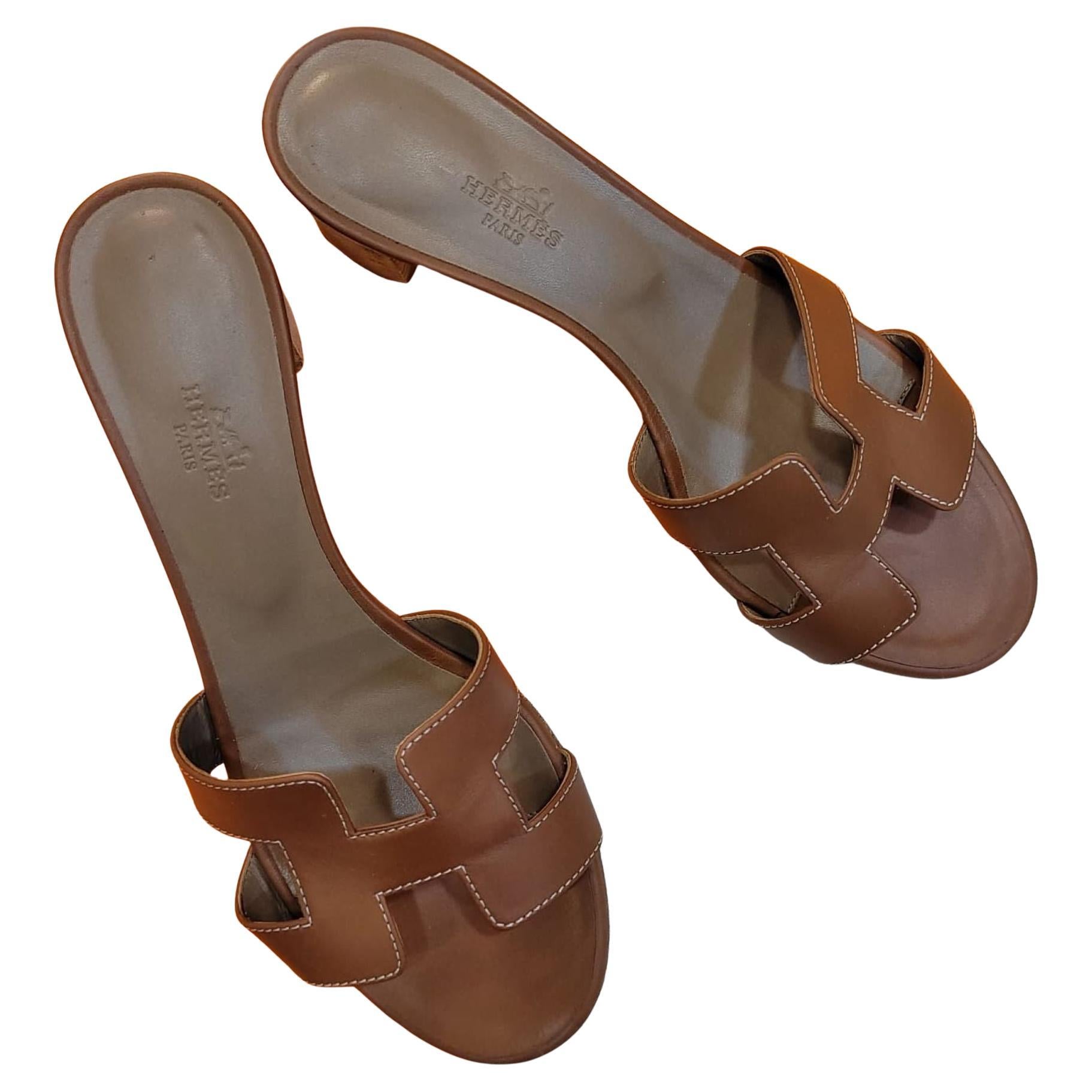 Iconic and beautiful sandals from the prestigious French brand Hermès, the Oasis Leather model, tan.
Comes with care bags and box.
They can be worn twice and are perfect for use.
The size is Italian 38.5.
Iconic calfskin sandals.
Made in