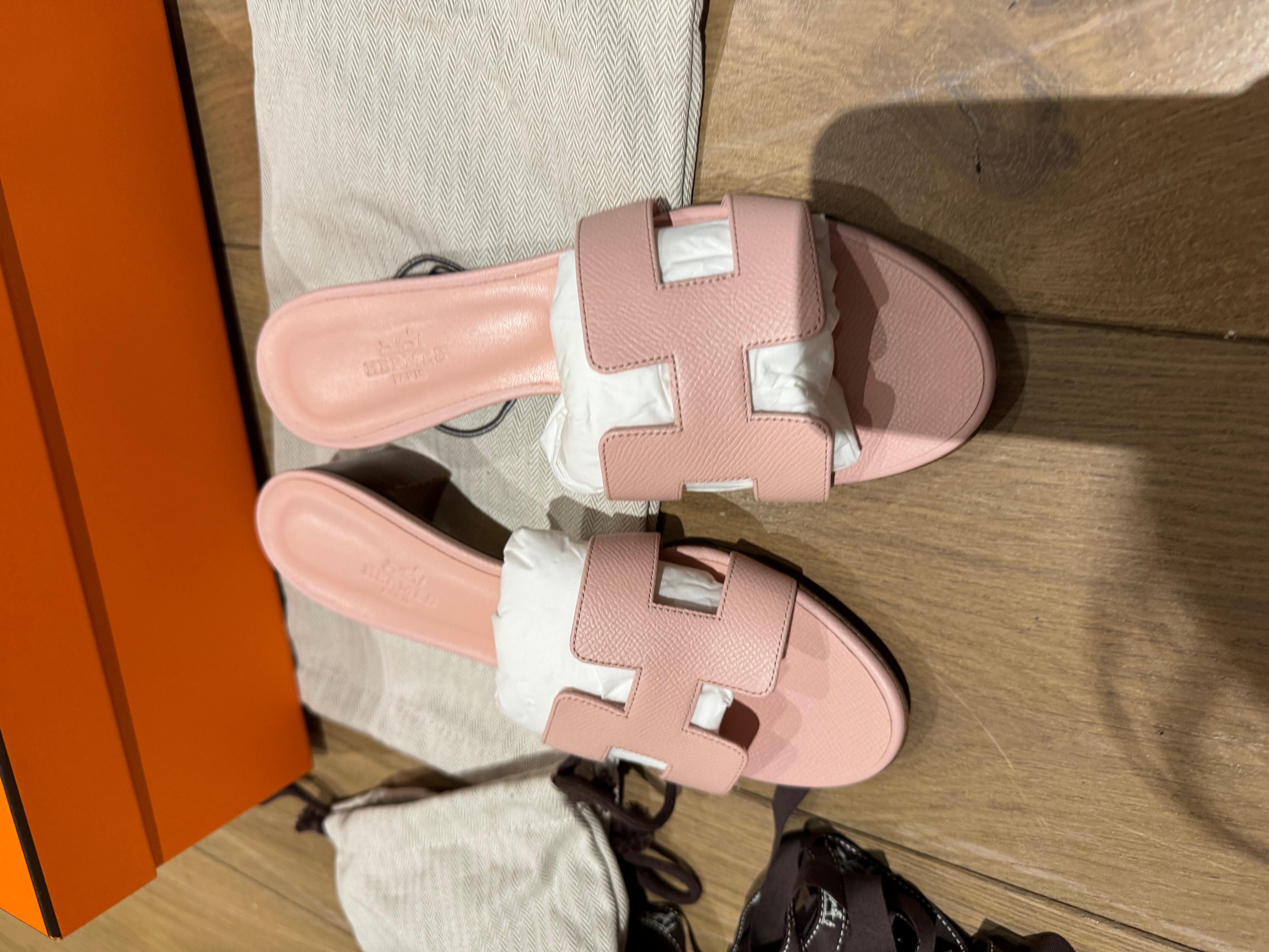 Hermes Oasis Sandalen rosa  für Damen oder Herren im Angebot