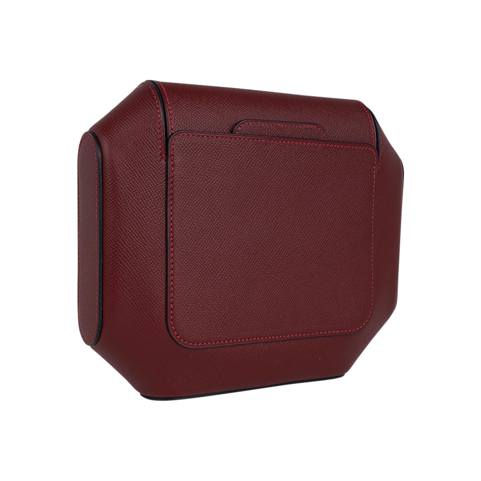 Mightychic bietet eine garantiert authentische limitierte Auflage der Hermes Octogone Pochette Clutch Bag in der Farbe Rouge H.
