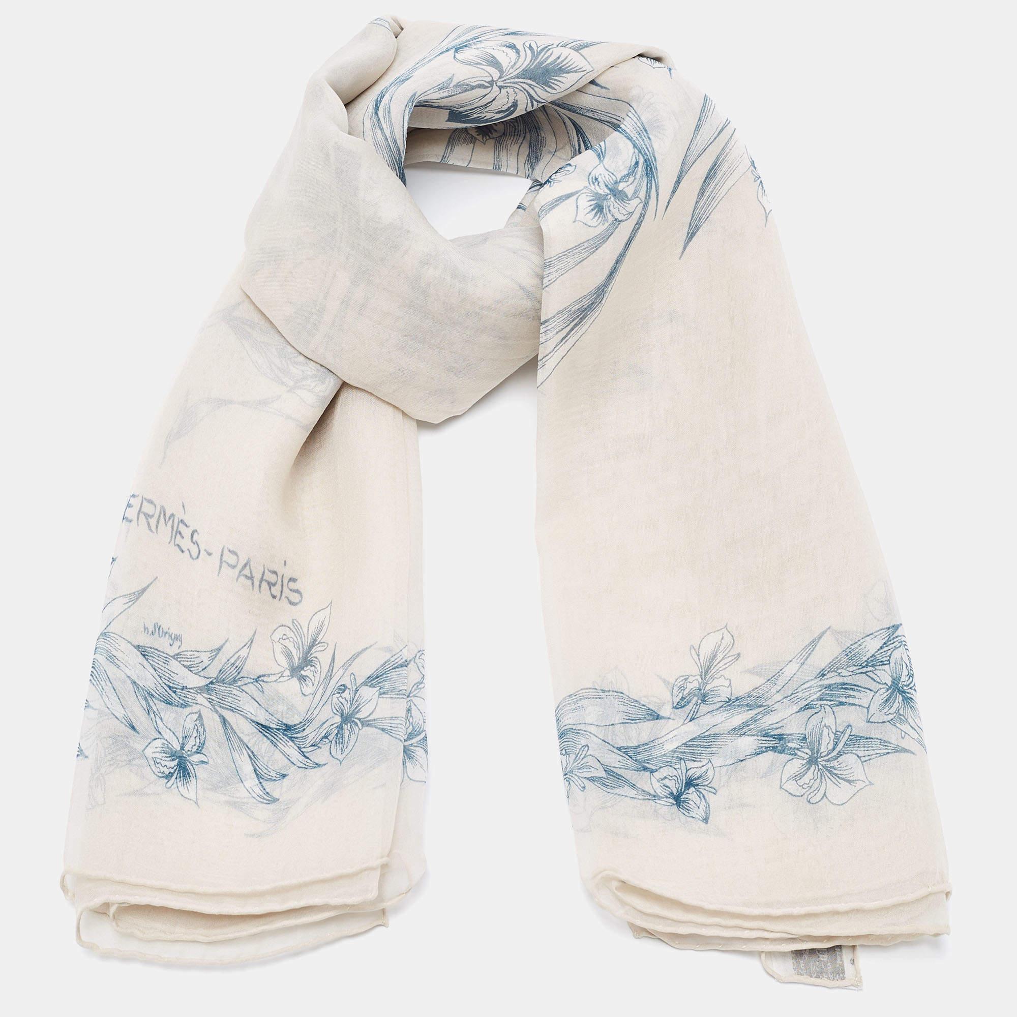 Hermès Off-White Printed Silk Square Scarf In Good Condition In Dubai, Al Qouz 2