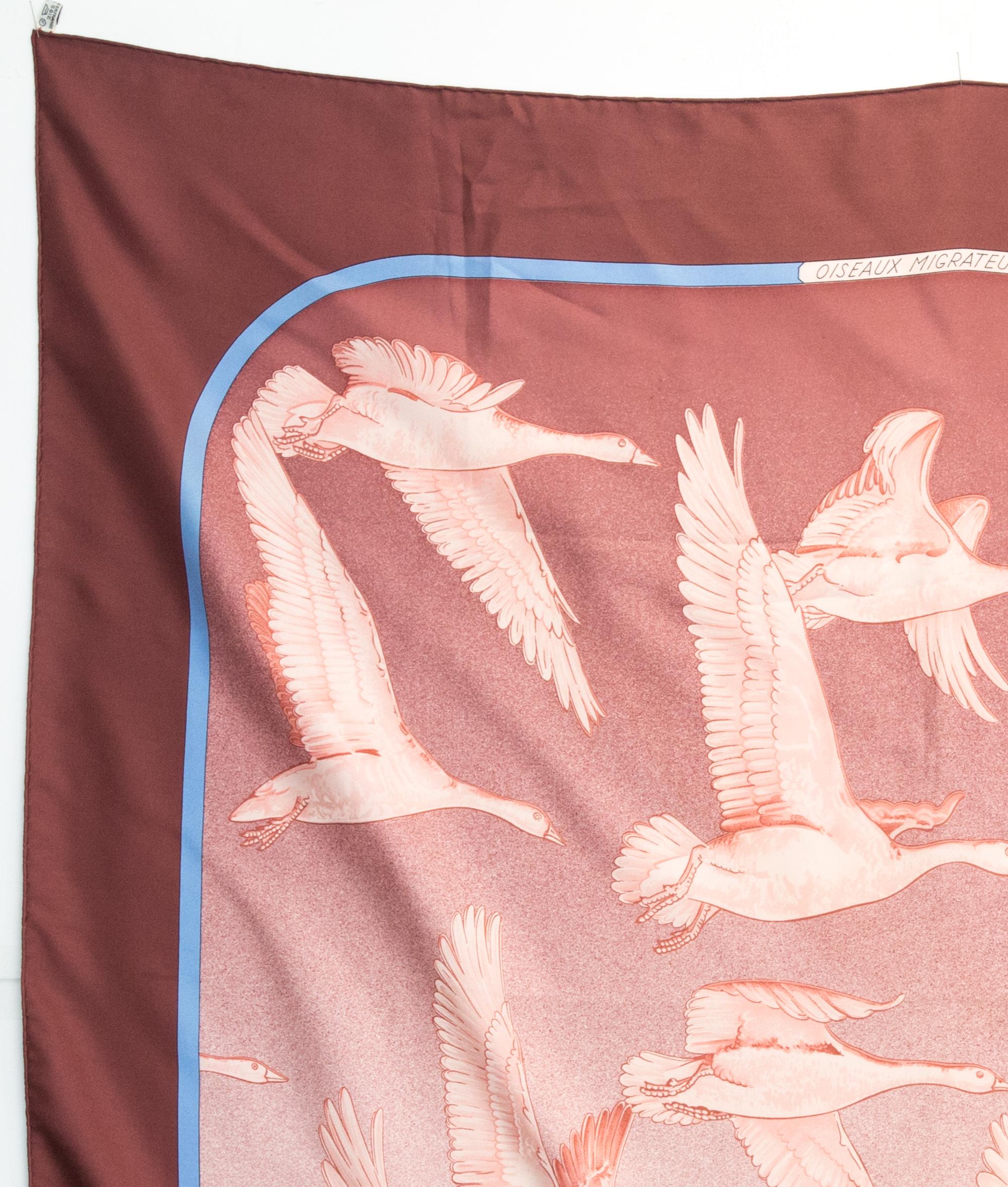 Hermes Oiseaux Migrateurs by C. Latham Seidenschal (Beige) im Angebot