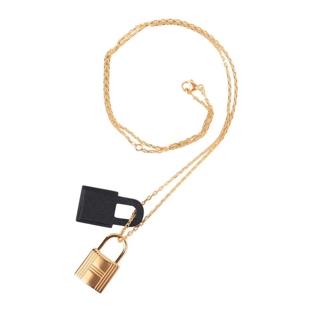 Guaranteed authentic Hermes charming O'Kelly pendant necklace features a swift leather stylized leather padlock shadow and slimmed down gold plated lock.
Fun and whimsical this gives pride to the bag's padlock!
Lovely gift idea!
Comes with signature