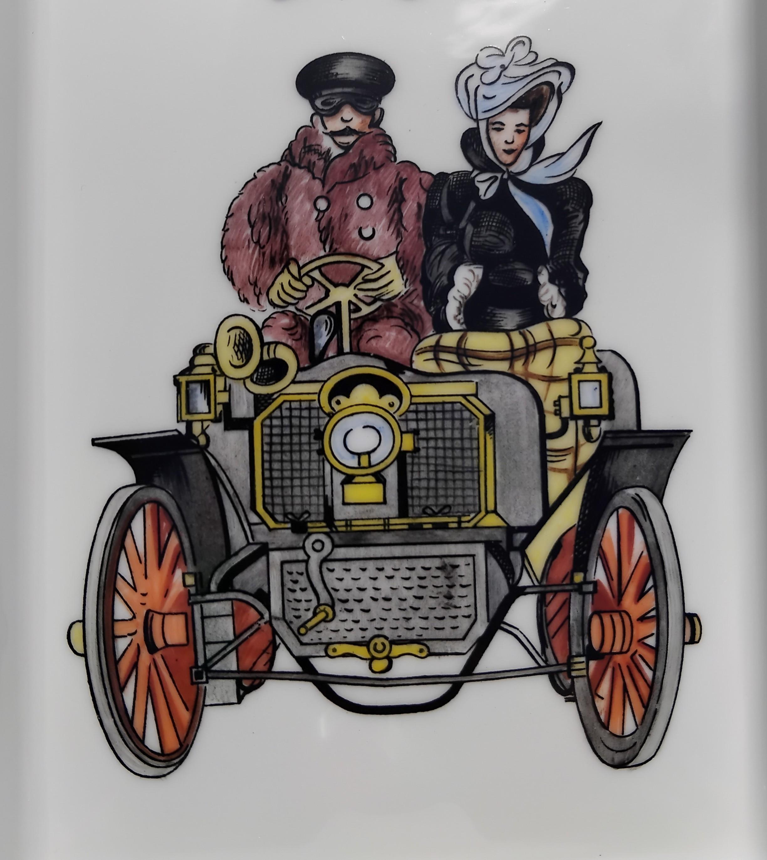 Raro e incantevole posacenere autentico di Hermès

Stampa: una coppia in viaggio su una vecchia auto azionata a mano, con i bordi decorati con il disegno di una catena di trasmissione.

Un regalo raffinato, ideale per tutti gli amanti delle auto