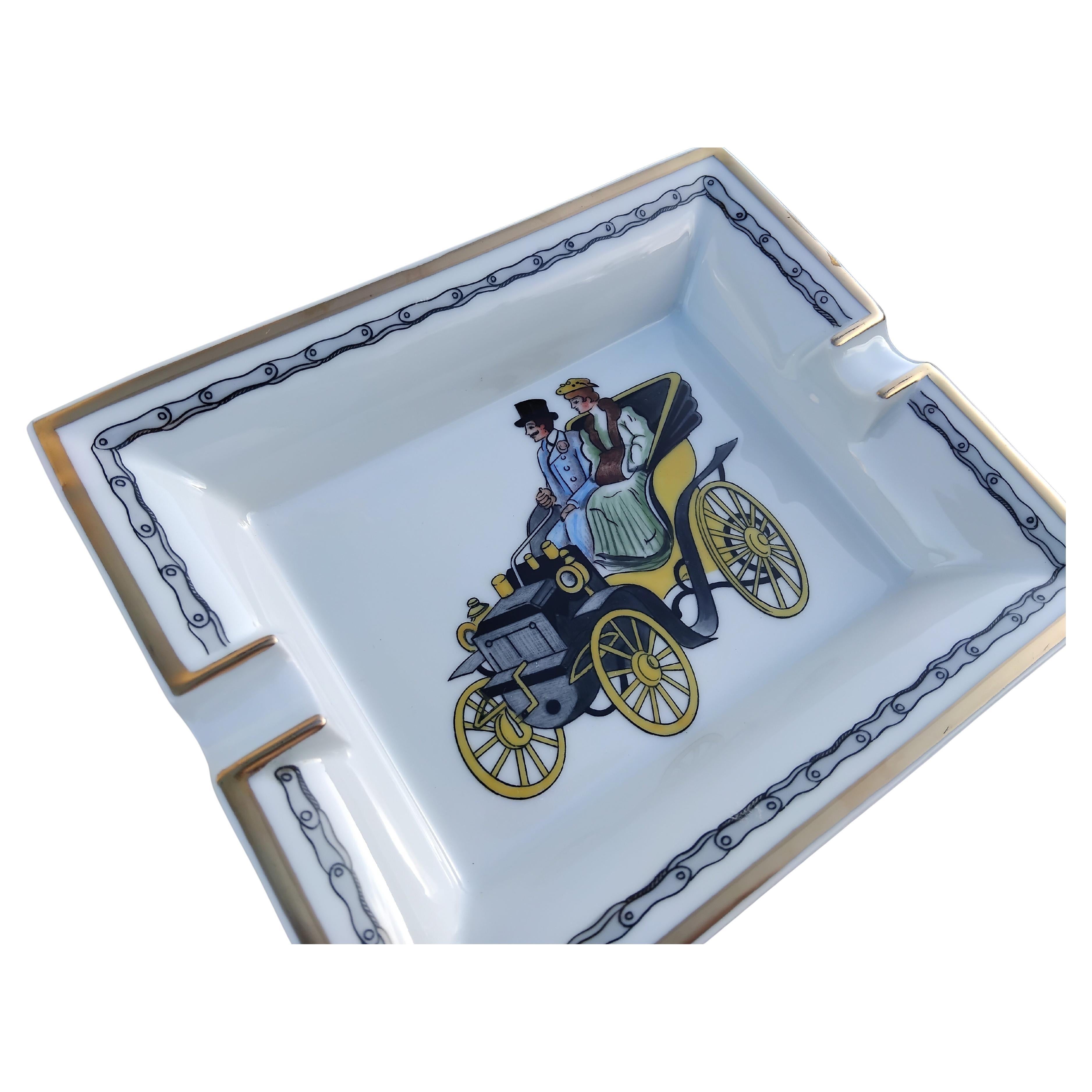 Rare et beau cendrier Hermès authentique

Impression : un couple voyageant dans une vieille voiture à manivelle, dont les bords sont ornés d'un motif de chaîne d'entraînement.

Un cadeau raffiné, idéal pour tous les amoureux des voitures