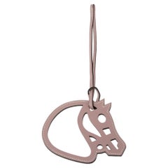 Paddock Cheval Horse-Taschenanhänger aus Leder in Altrosa von Hermès