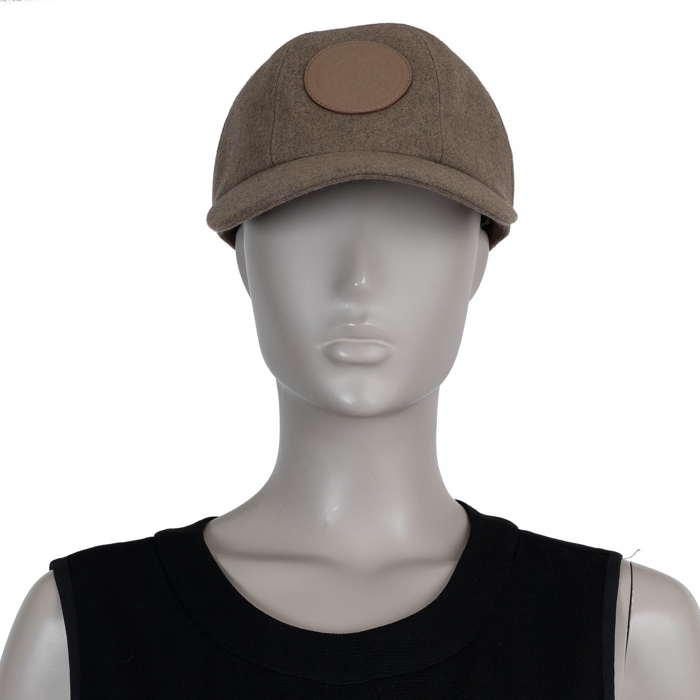 This 100% authentic Hermès Serena Eperon d'Or baseball cap in taupe cashmere (100%) is a luxurious reinterpretation of a sporty essential. Featuring a leather jacron embossed with the iconic “Eperon d’Or” design by Henri d'Origny, it blends heritage