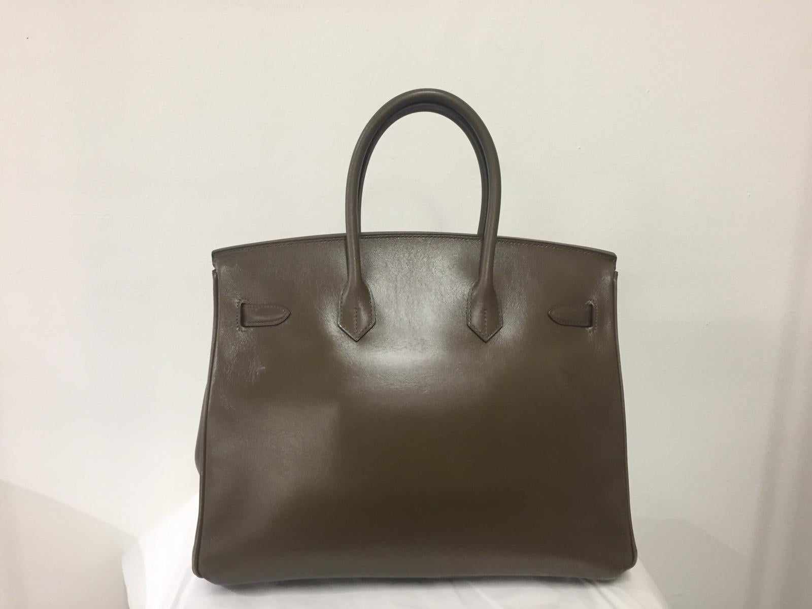 Hermès Olive double color 35 cm Birkin Bag 
Elegant with palladium hardware.
The bag has slight stripes on the front.
