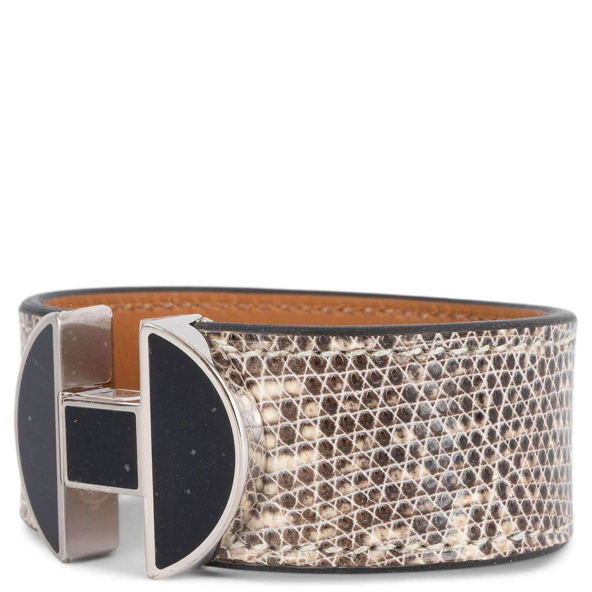 100% authentisches Hermès 2002 Armband in ombre (naturbeige) Eidechse mit einem Verschluss aus schwarzer Emaille und Palladiumbeschlägen. Wurde getragen und ist in praktisch neuem Zustand.

Messungen
Tag Größe	T2
Höhe	2.2cm (0.9in)
Länge	16cm