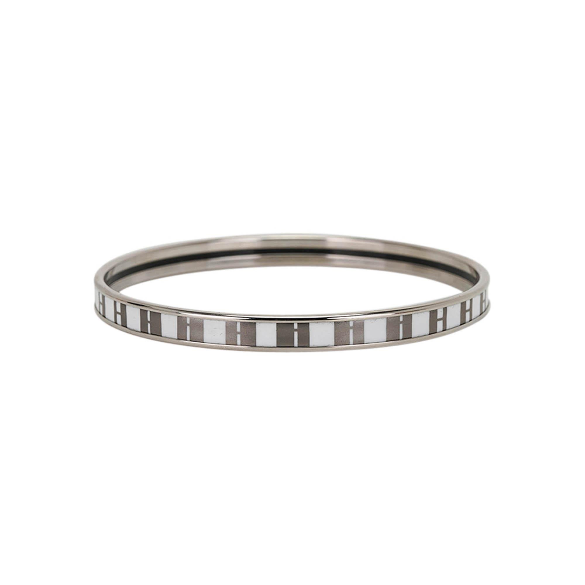 Mightychic offers an Hermes OP'H Bangle Bracelet featured in Blanc Platine colorway.
Enamel and Palladium plated.
Extra narrow and perfect for stacking.
Chic, modern and unmistakably Hermes!
Palladium hardware.
Made in France.
Comes with pouch and