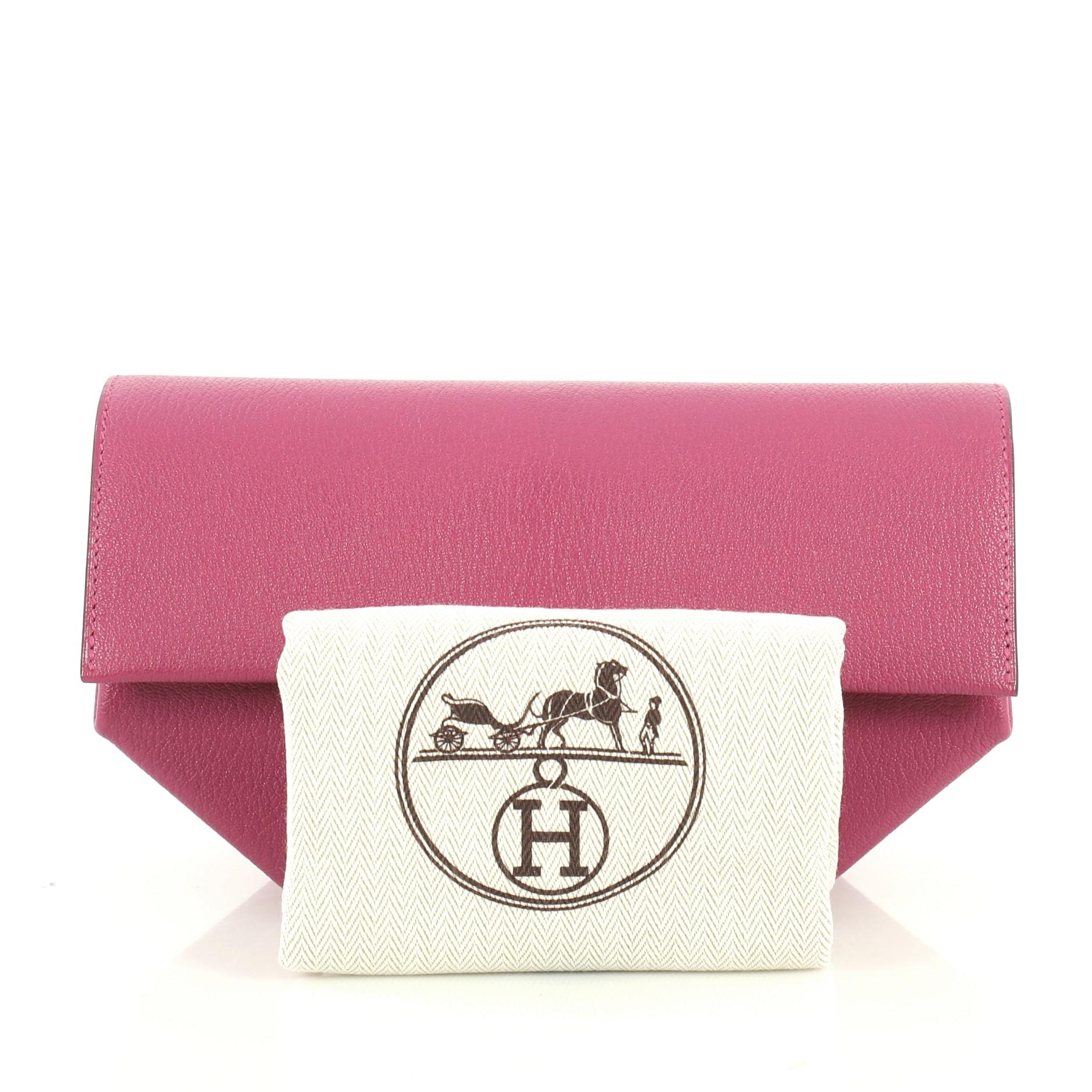 This Hermes Opli Clutch Leather, crafted from Rose Pourpre purple Chevre Mysore leather, features frontal flap and palladium hardware. Its magnetic snap closure opens to a Rose Pourpre purple Chevre leather interior with three compartments. Date
